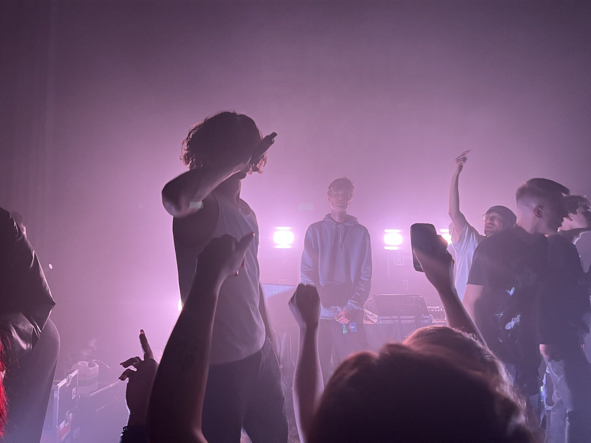 Konzert, Band, Publikum, Lila Licht, Gegenlicht, Full HD, Hintergrundbild fürs Tablet