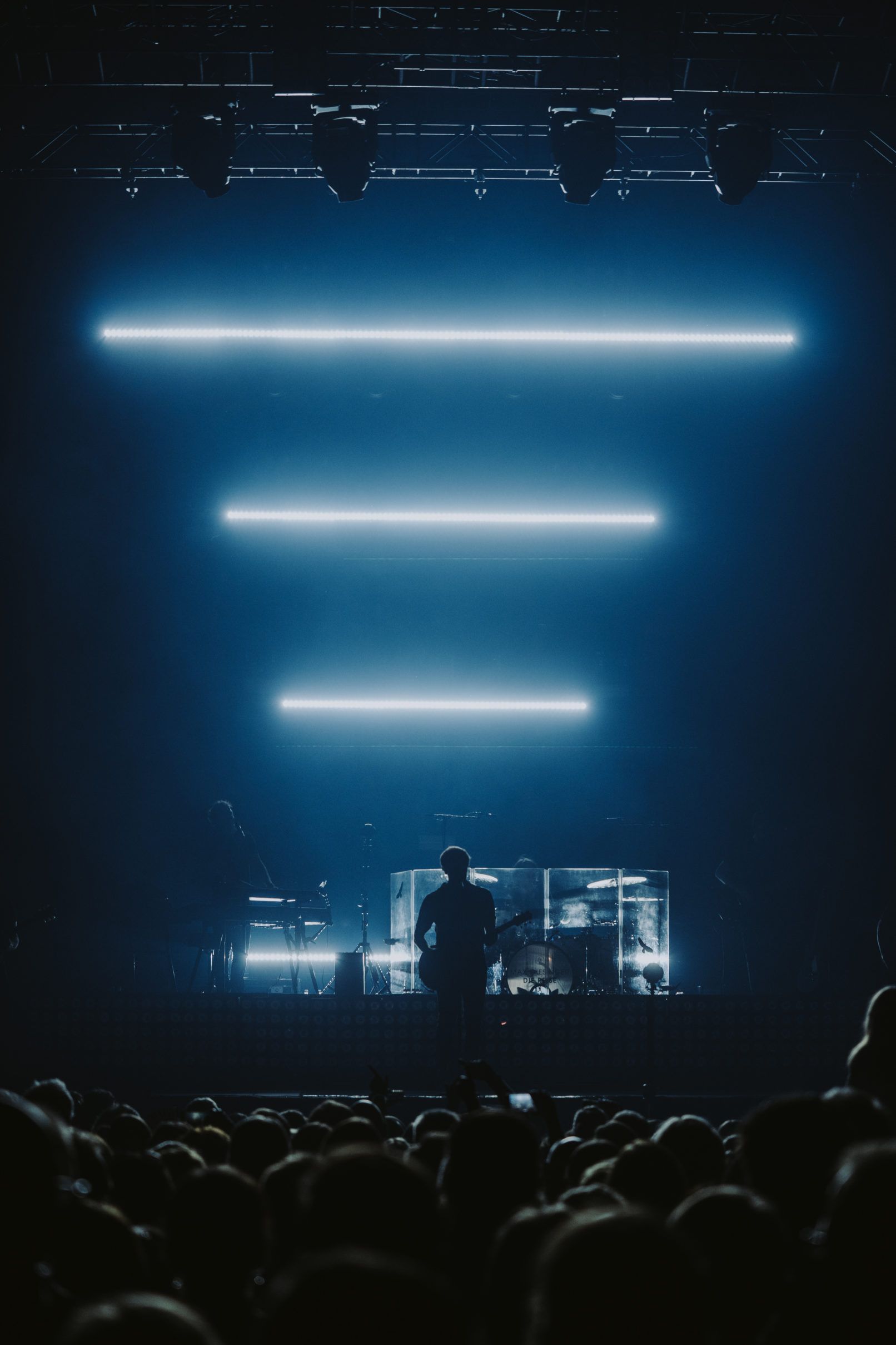Bühne, Neonröhren, Konzert, Silhouette, Blaue Töne, QHD+, Sperrbildschirm fürs iPhone