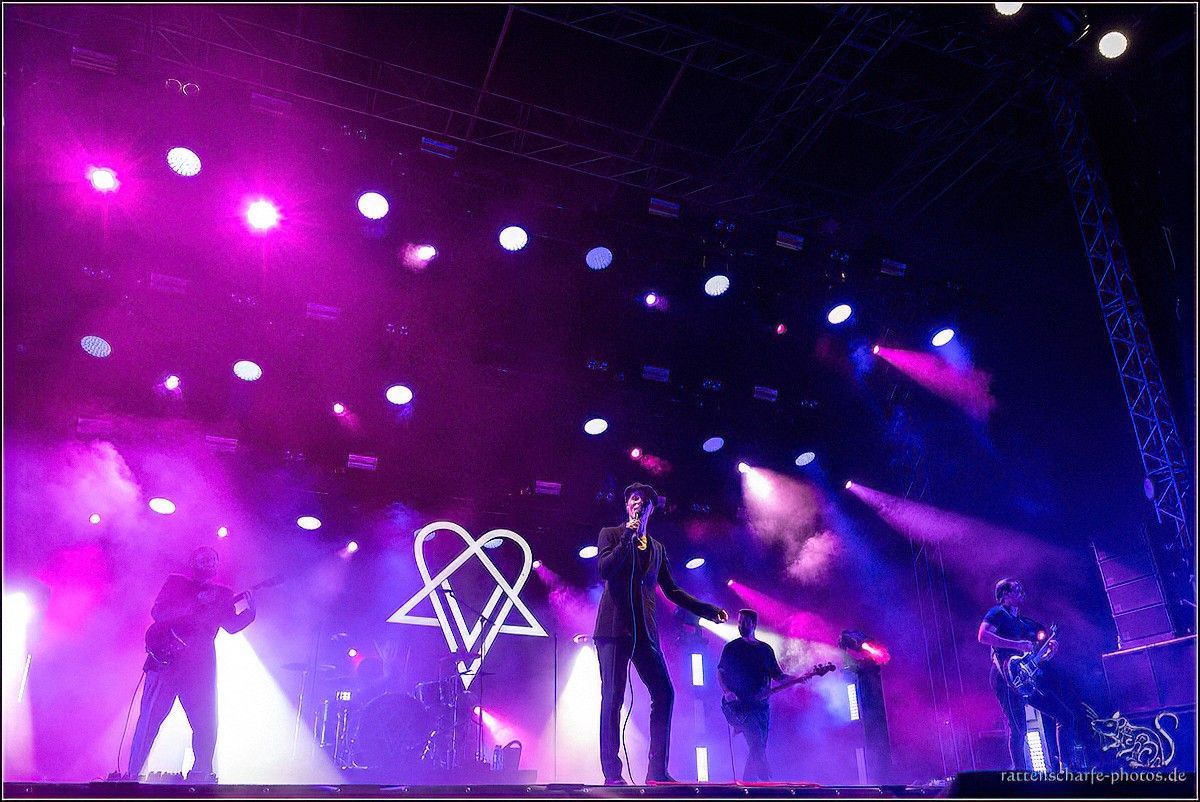 HIM, Heartagram, Rockkonzert, Bühnenlicht, Lila Töne, Hintergrundbild