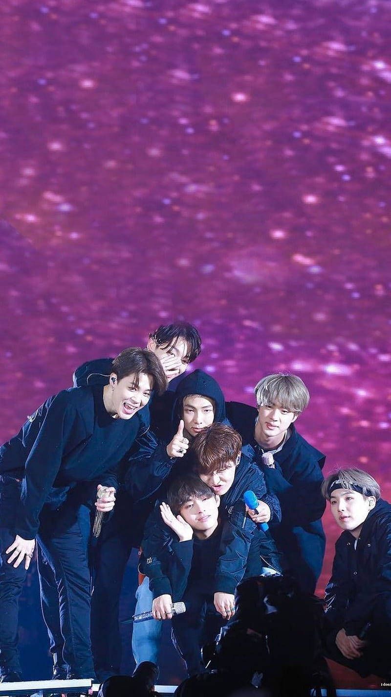Boygroup, K-Pop, Gruppenpose, Glitzer, Lila Hintergrund, Sperrbildschirm fürs iPhone