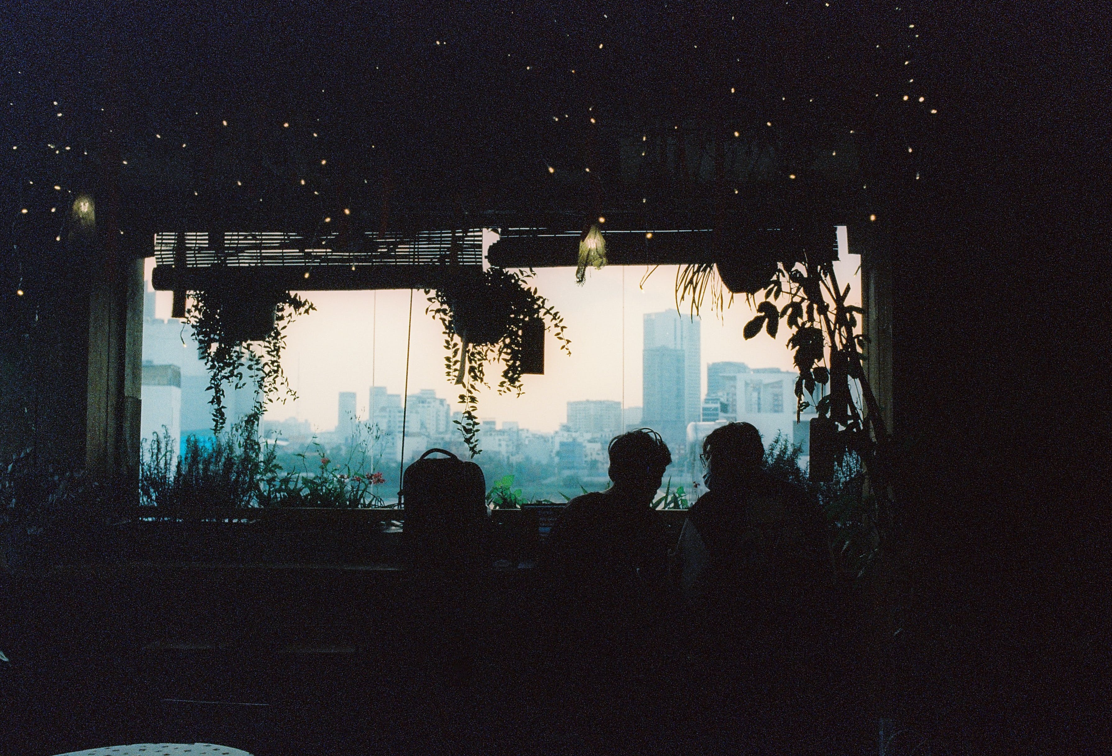 Bühne, Fenster, Skyline, Silhouetten, Lichterkette, 2K, Hintergrundbild für den PC