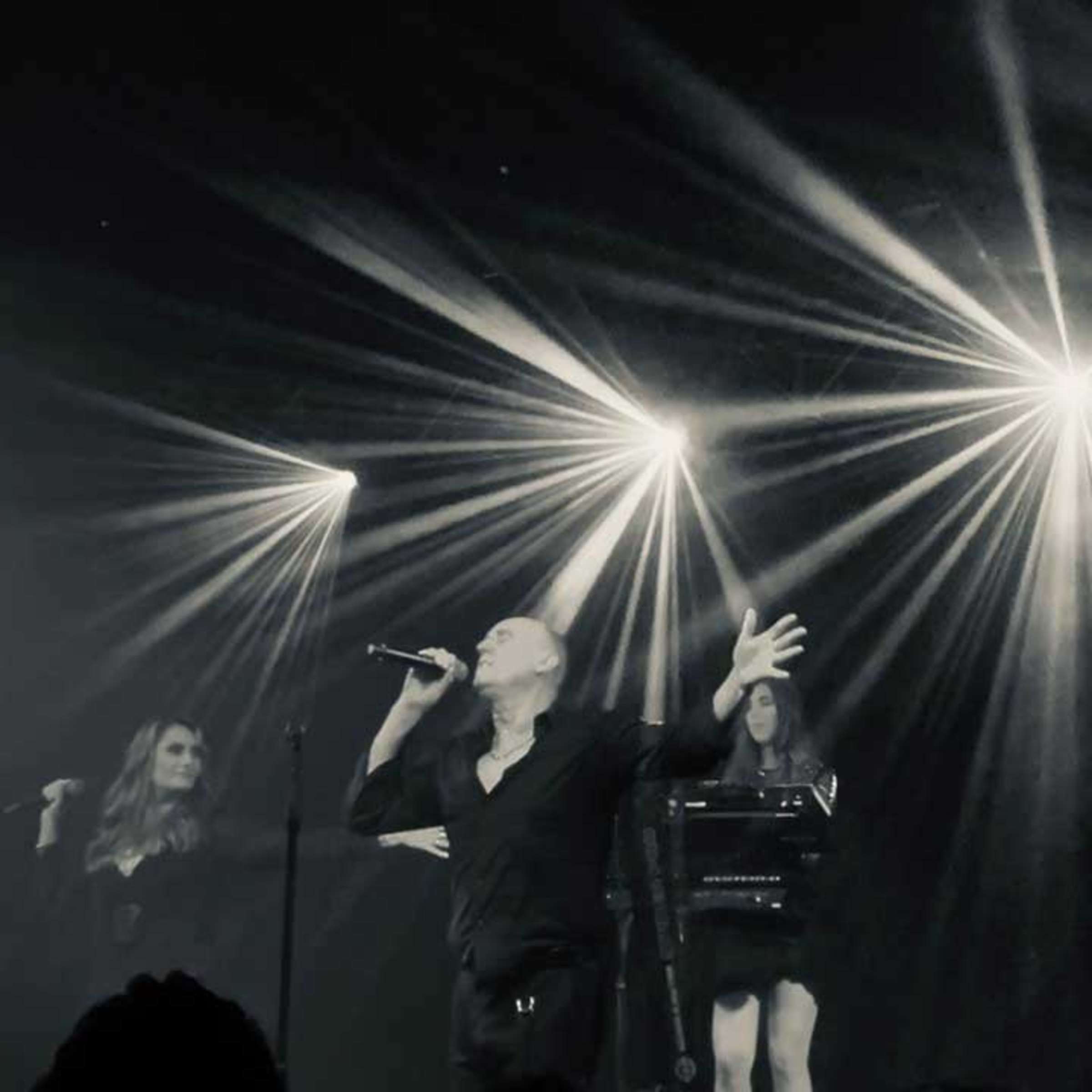 Sängerin, Scheinwerfer, Schwarzweiß, Konzert, Lichtstrahlen, Full HD, iPad-Hintergrundbild