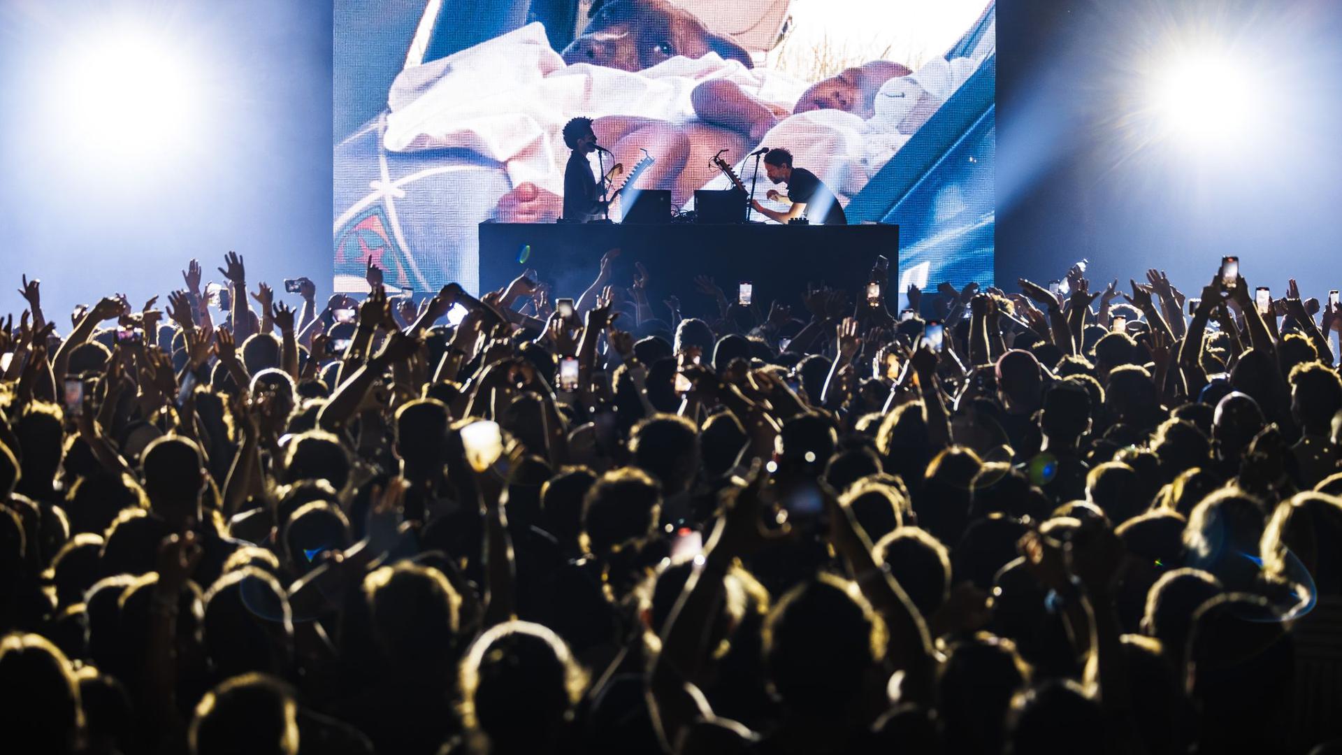 Konzert, Menschenmenge, Erhobene Hände, Leinwand, Bühnenlicht, Full HD, PC-Hintergrundbild