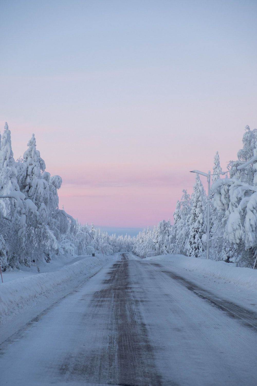 Verschneite Straße, Raureif, Rosa Himmel, Fluchtpunkt, Dämmerung, Hintergrundbild fürs Handy