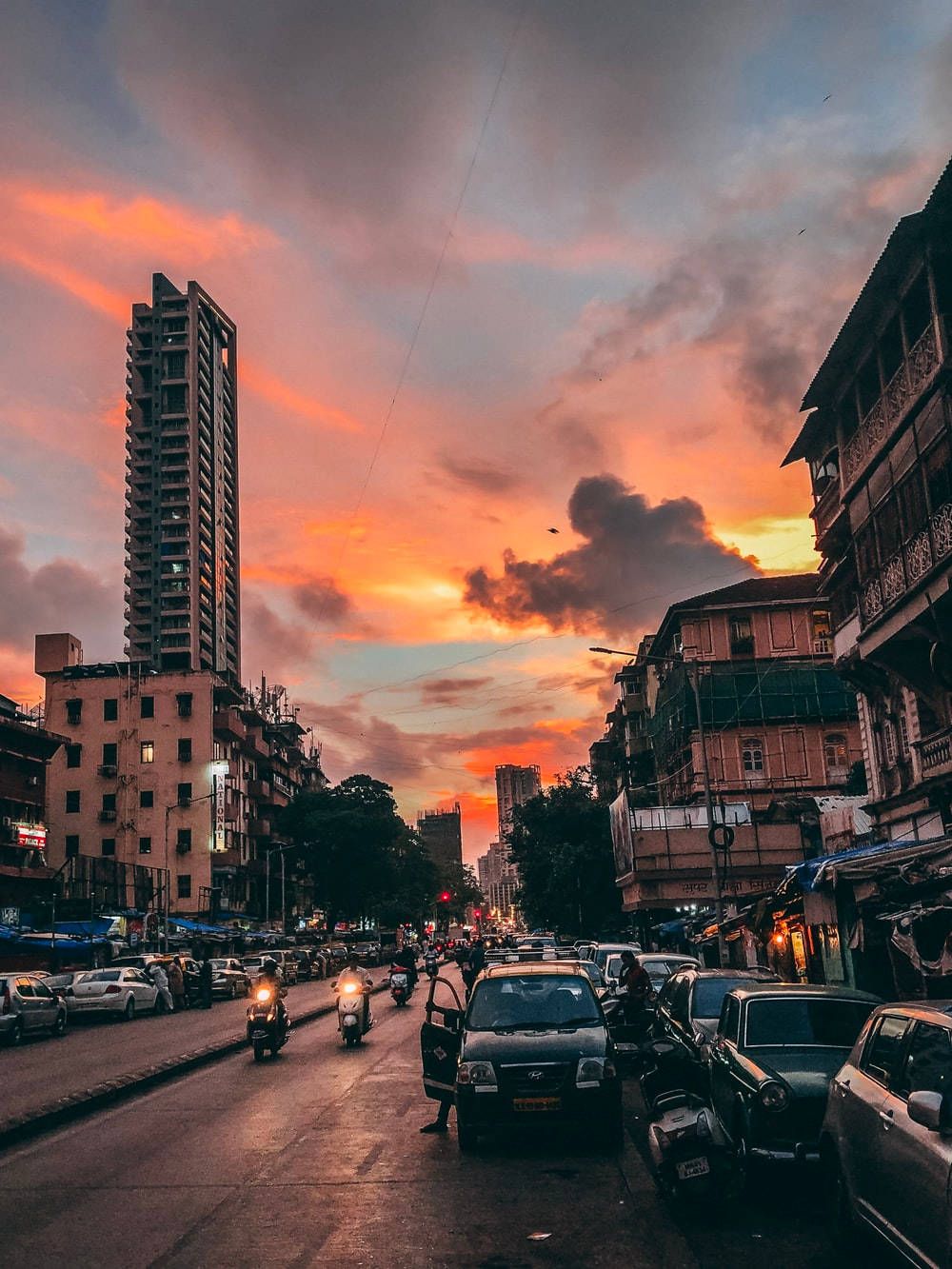 Straßenszene, Stadt, Hochhaus, Verkehr, Sonnenuntergang, Wolken, HD, iPad-Hintergrundbild