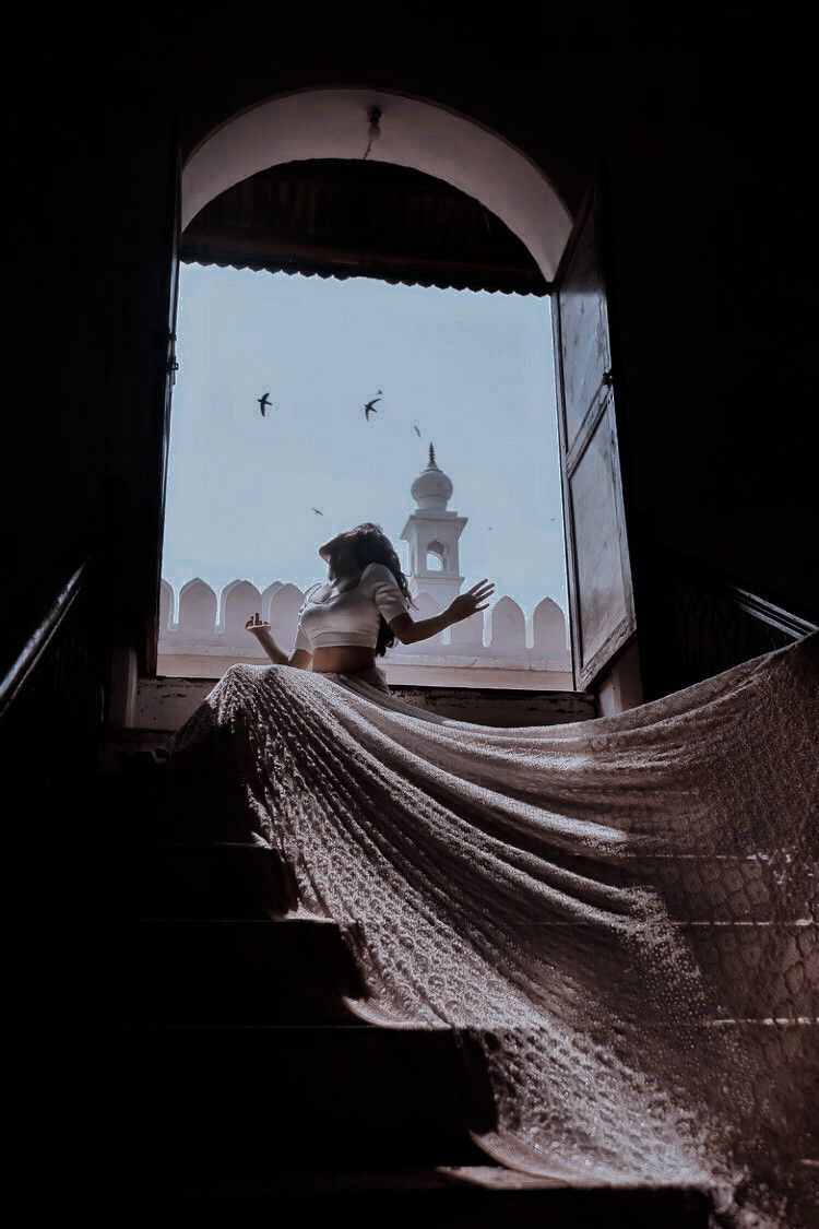 Frau, Torbogen, Schleier, Minarett, Silhouette, Dunkel, Hochformat, Hintergrundbild fürs Smartphone