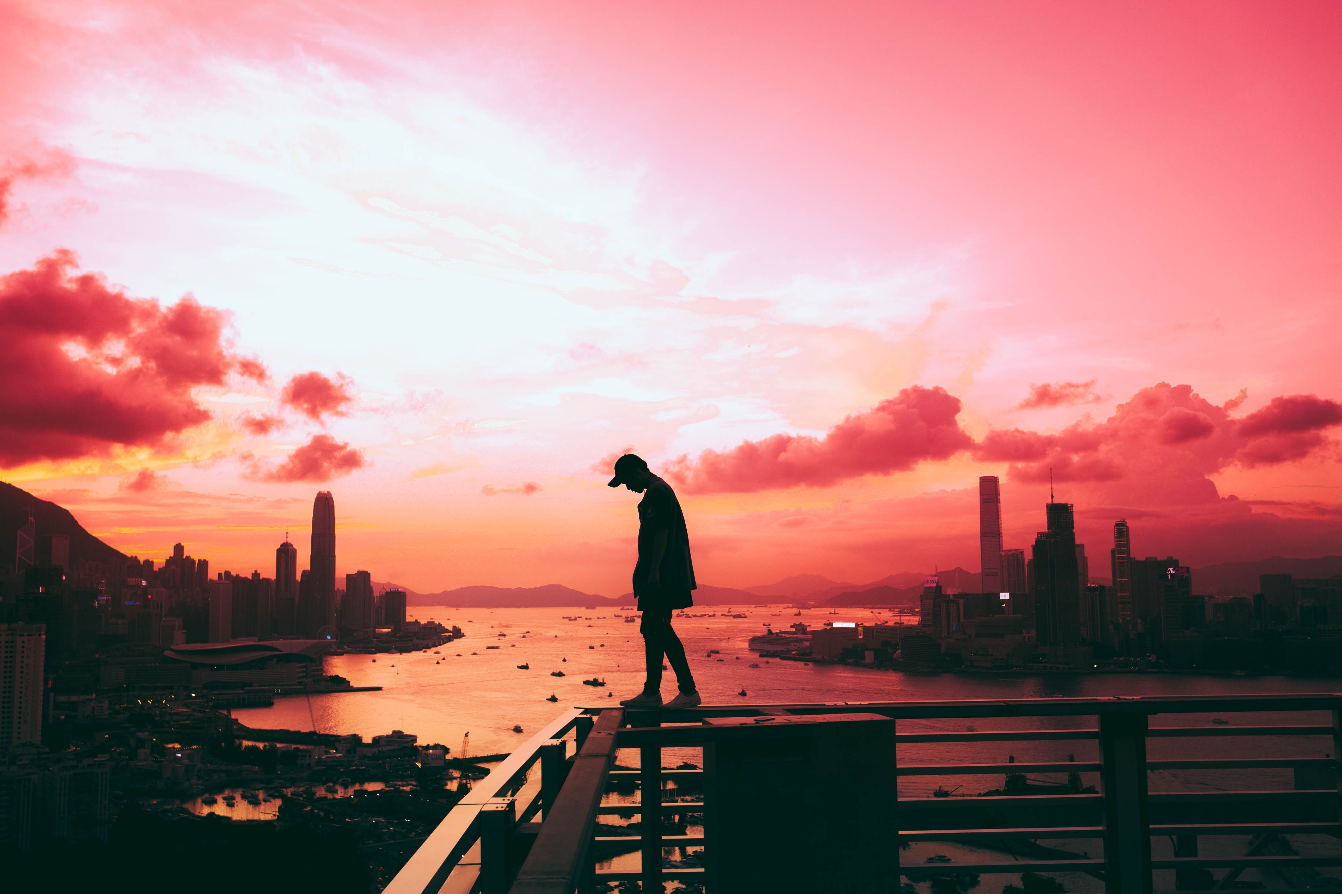 Skyline, Mann, Geländer, Sonnenuntergang, Rosa Himmel, 4K, Hintergrund für den Desktop