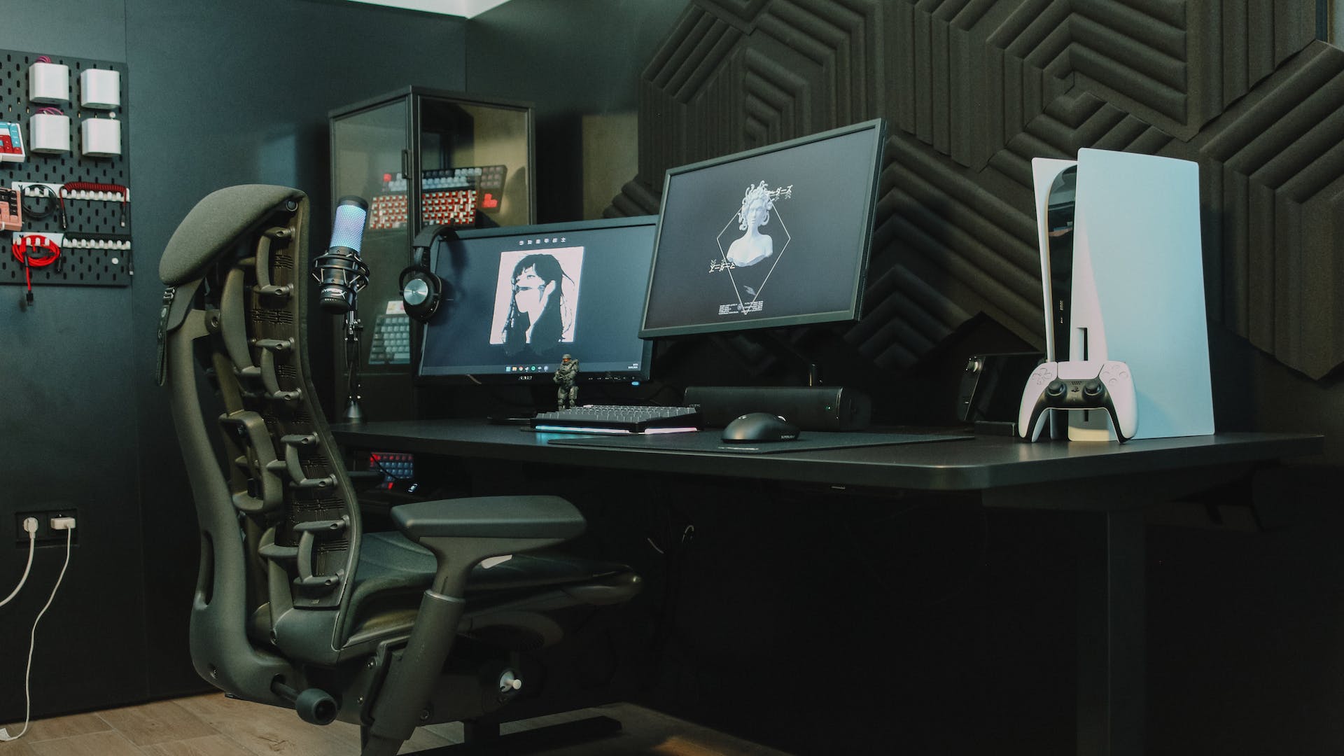 Gaming-Setup, PlayStation 5, Monitore, Bürostuhl, Akustikpaneele, Schwarz, Full HD, Breitbild-Hintergrundbild