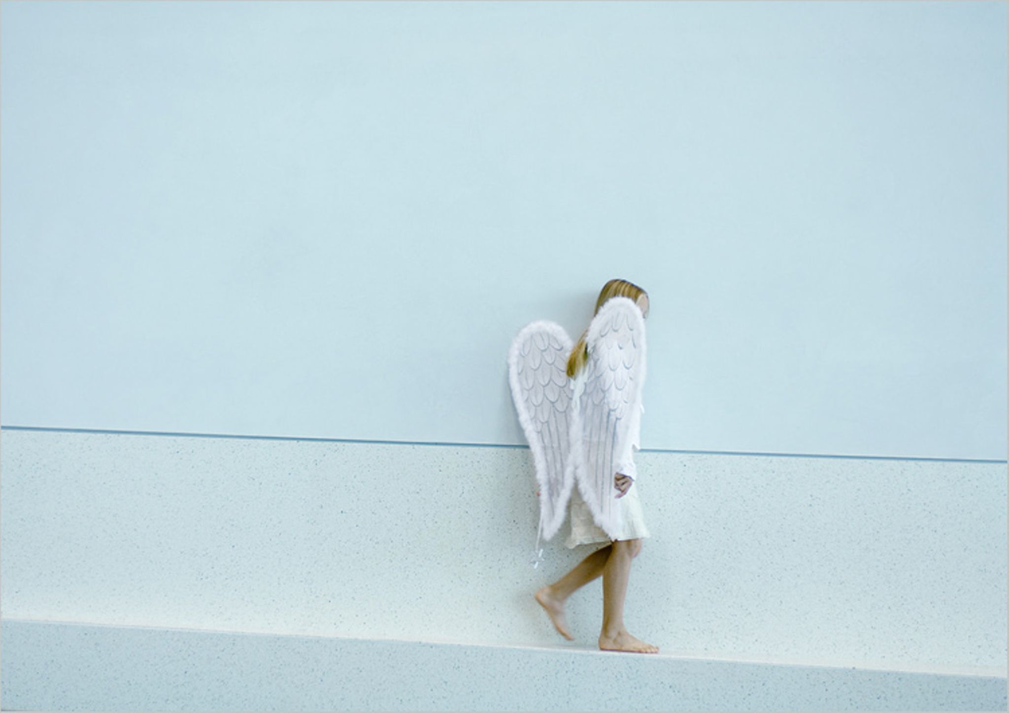 Engelsflügel, Kind, Weiße Wand, Minimalismus, Hellblau, Full HD, Desktop-Hintergrund für Windows