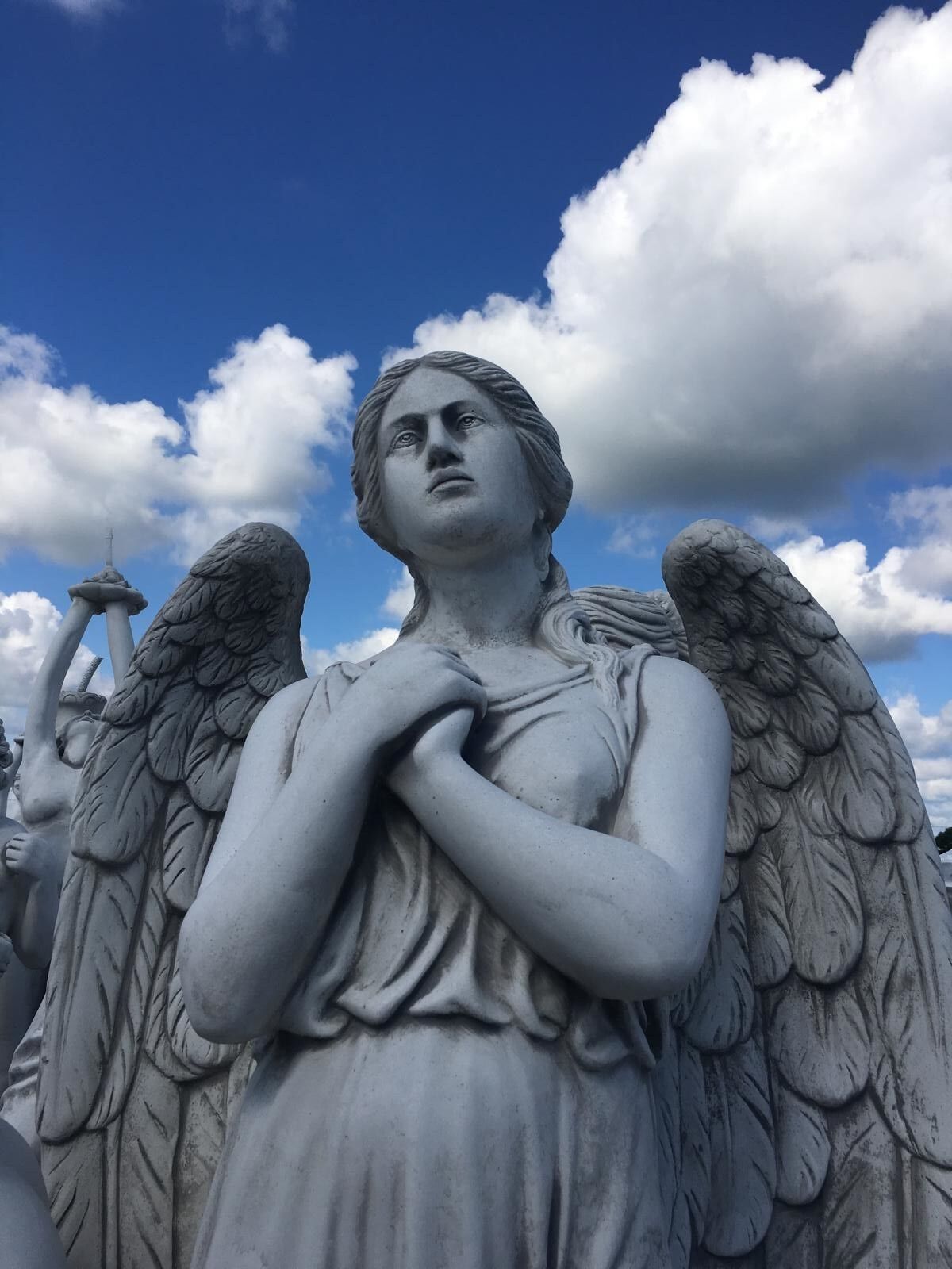 Engelsstatue, Gefaltete Hände, Blauer Himmel, Wolken, Stein, Hintergrundbild fürs iPad