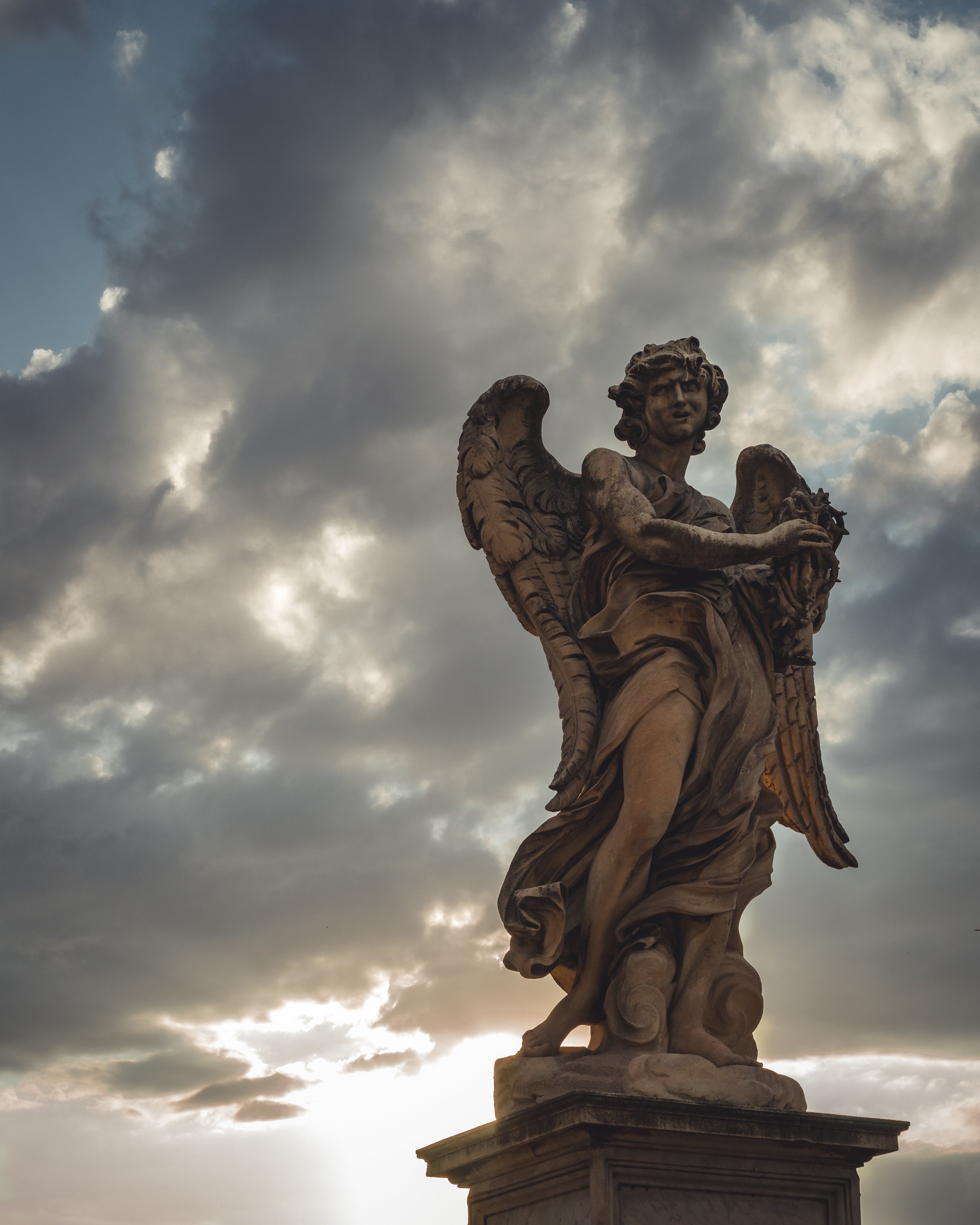 Engelsbrücke, Rom, Engelsstatue, Dramatische Wolken, Gegenlicht, QHD+, iPad-Hintergrundbild