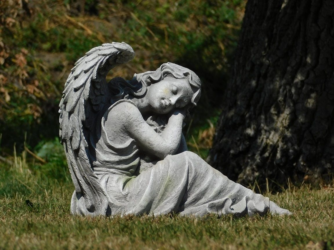 Engelsstatue, Schlafender Engel, Garten, Wiese, Gartenfigur, Hintergrundbild fürs Tablet