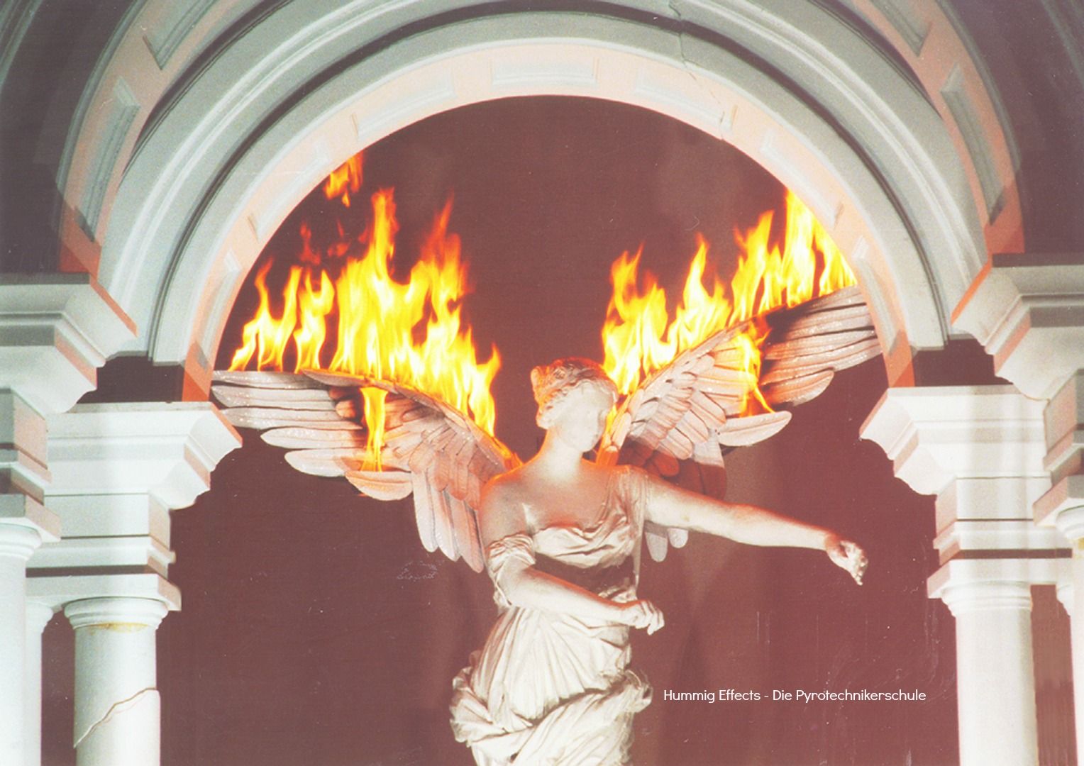 Engelsstatue, Brennende Flügel, Feuer, Torbogen, Fotomontage, HD, PC-Hintergrundbild
