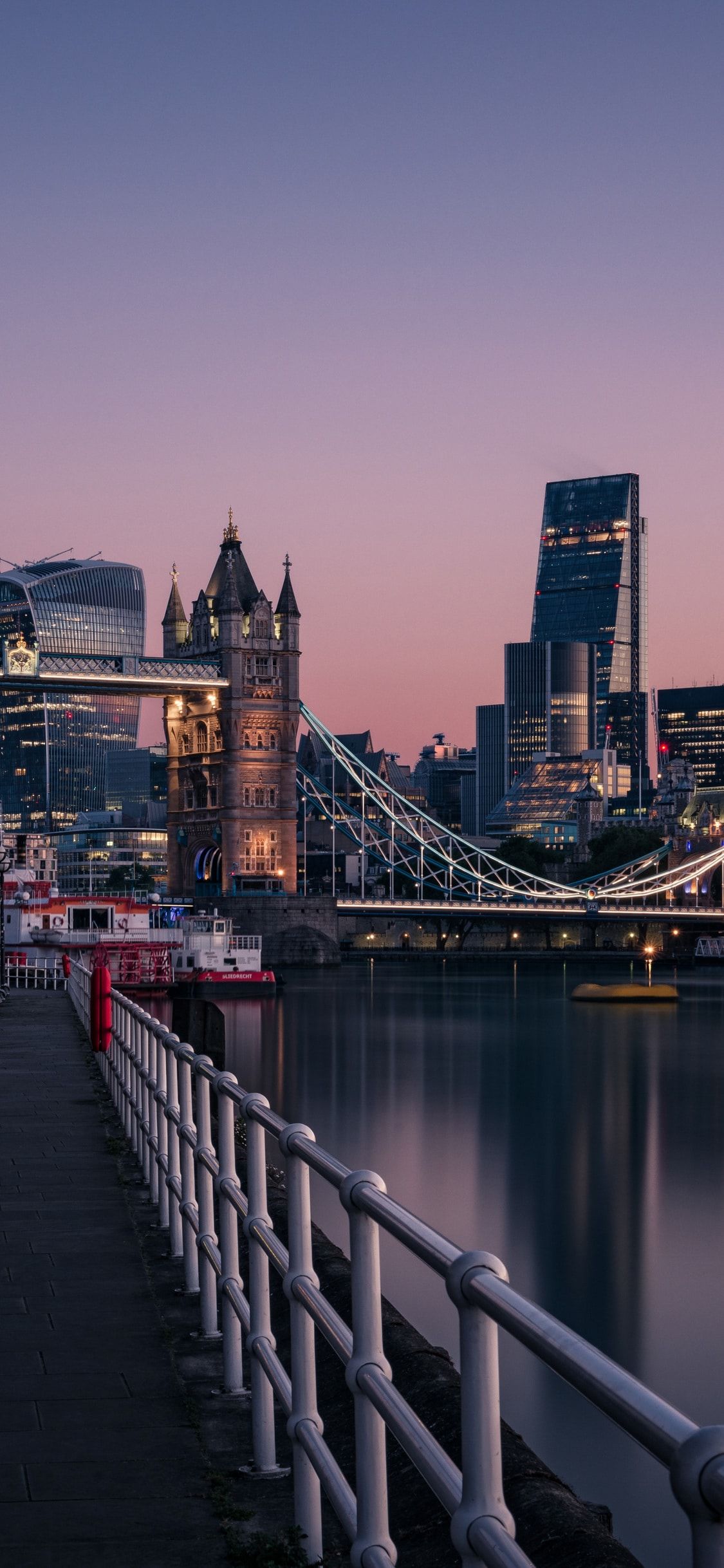 Tower Bridge, London, Themse, Skyline, Abenddämmerung, Pier, iPhone 16 Pro, Wallpaper