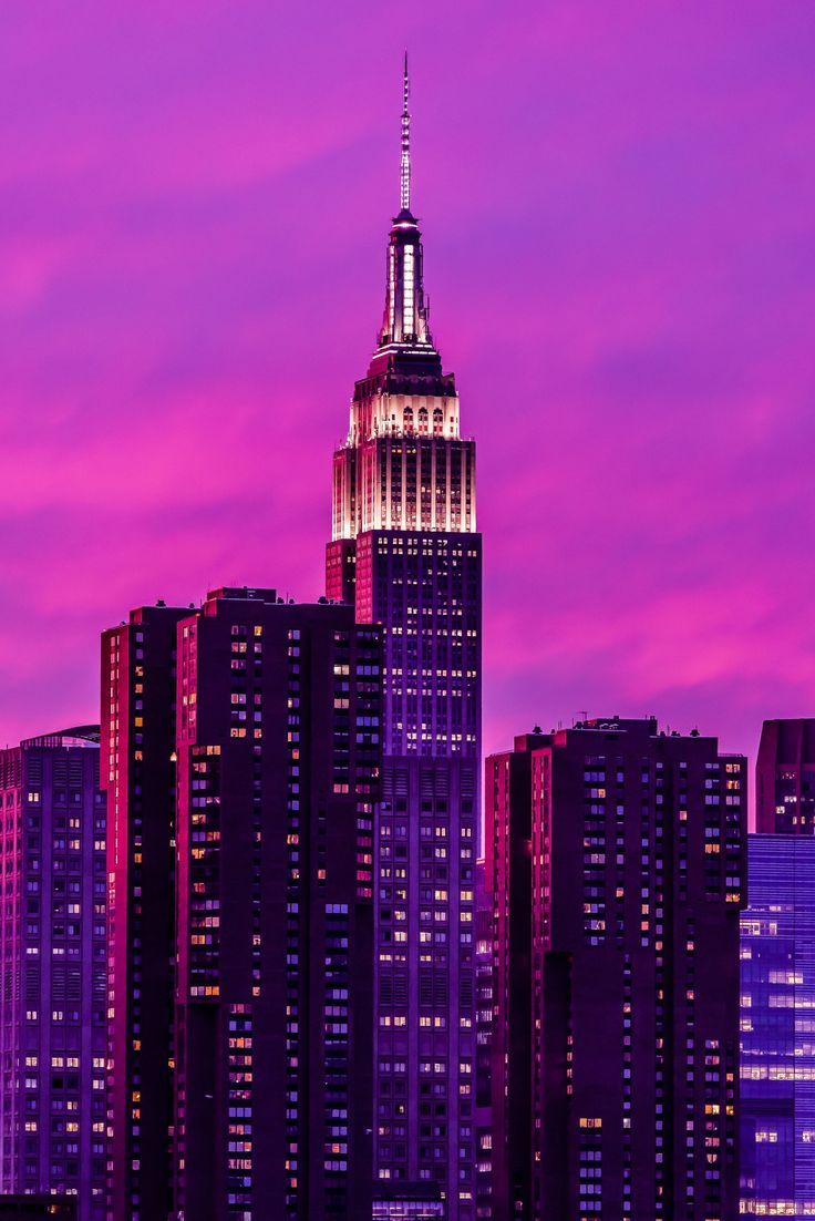 Empire State Building, New York City, Lila Himmel, Neonfarben, Wolkenkratzer, iPad-Hintergrundbild