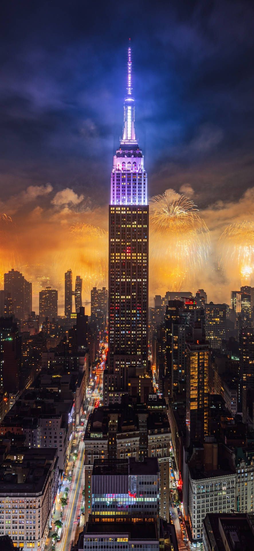 Empire State Building, Nacht, Lila Beleuchtung, Feuerwerk, Straßenschlucht, Stadtlichter, iPhone-Hintergrundbild