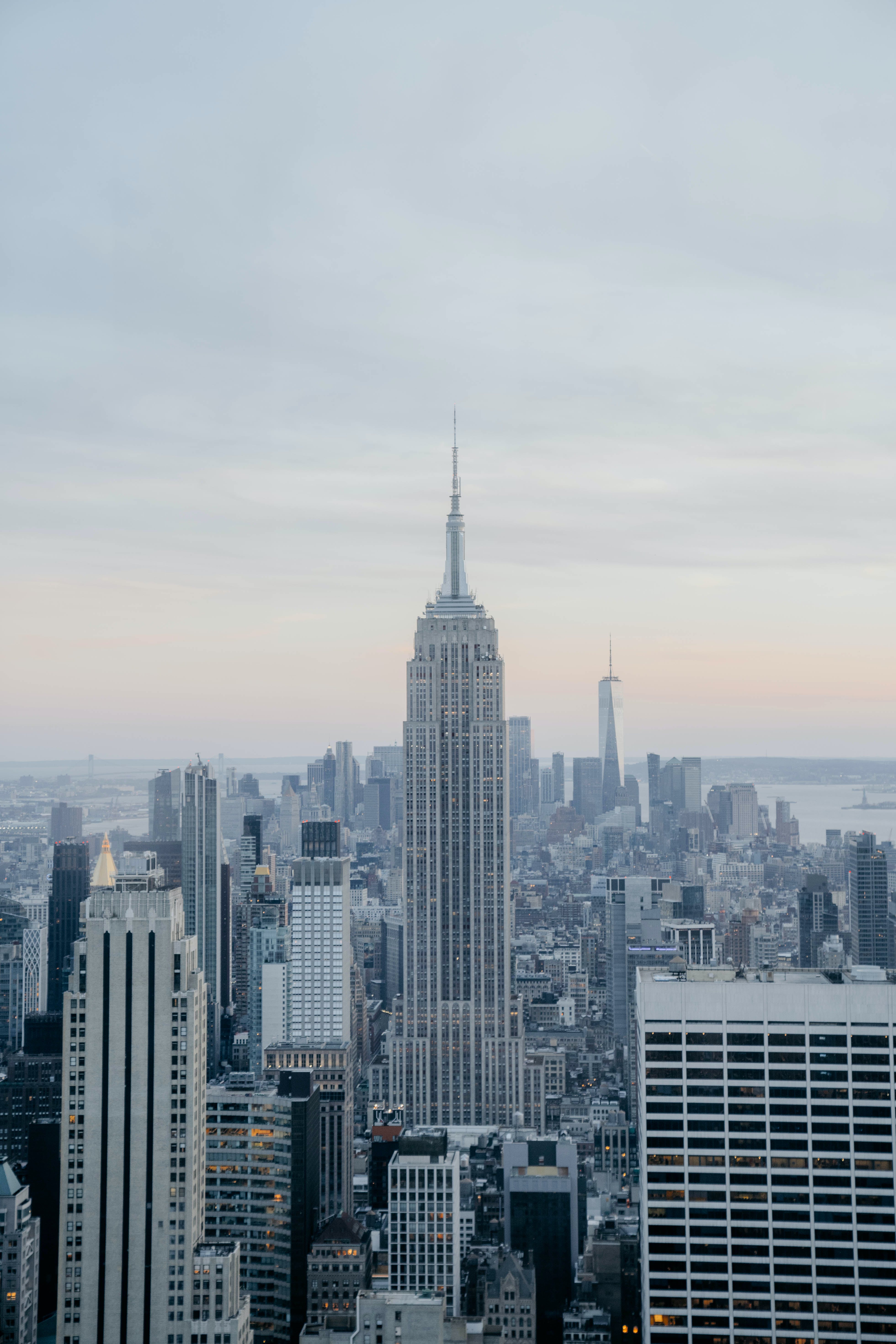 Empire State Building, Manhattan, Grauer Himmel, Skyline, Bewölkt, QHD+, Tablet-Hintergrund