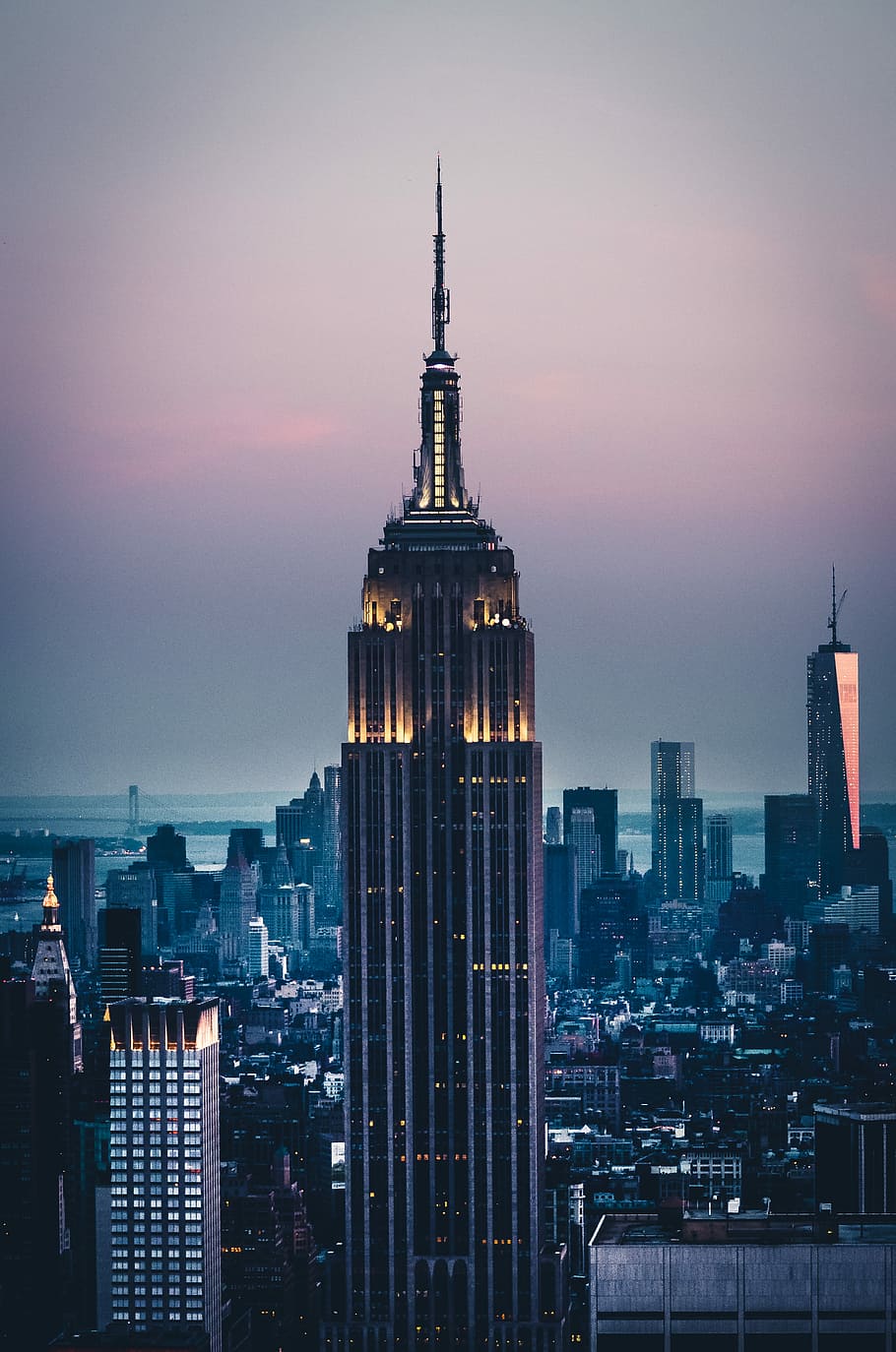 Empire State Building, One World Trade Center, Blaue Stunde, Manhattan, Dämmerung, Smartphone-Hintergrund