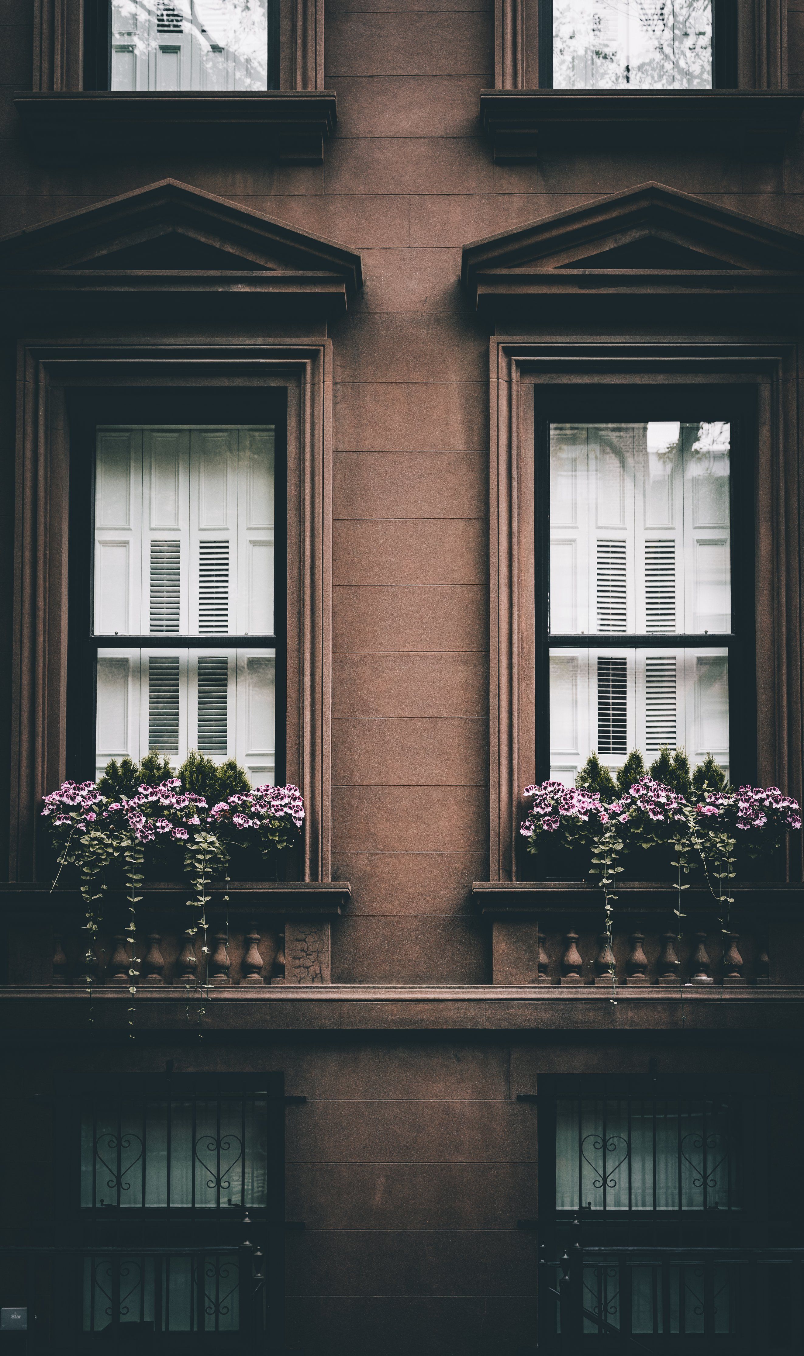 Fassade, Fenster, Blumenkästen, Altbau, Braun, QHD+, Handy-Hintergrund im Hochformat