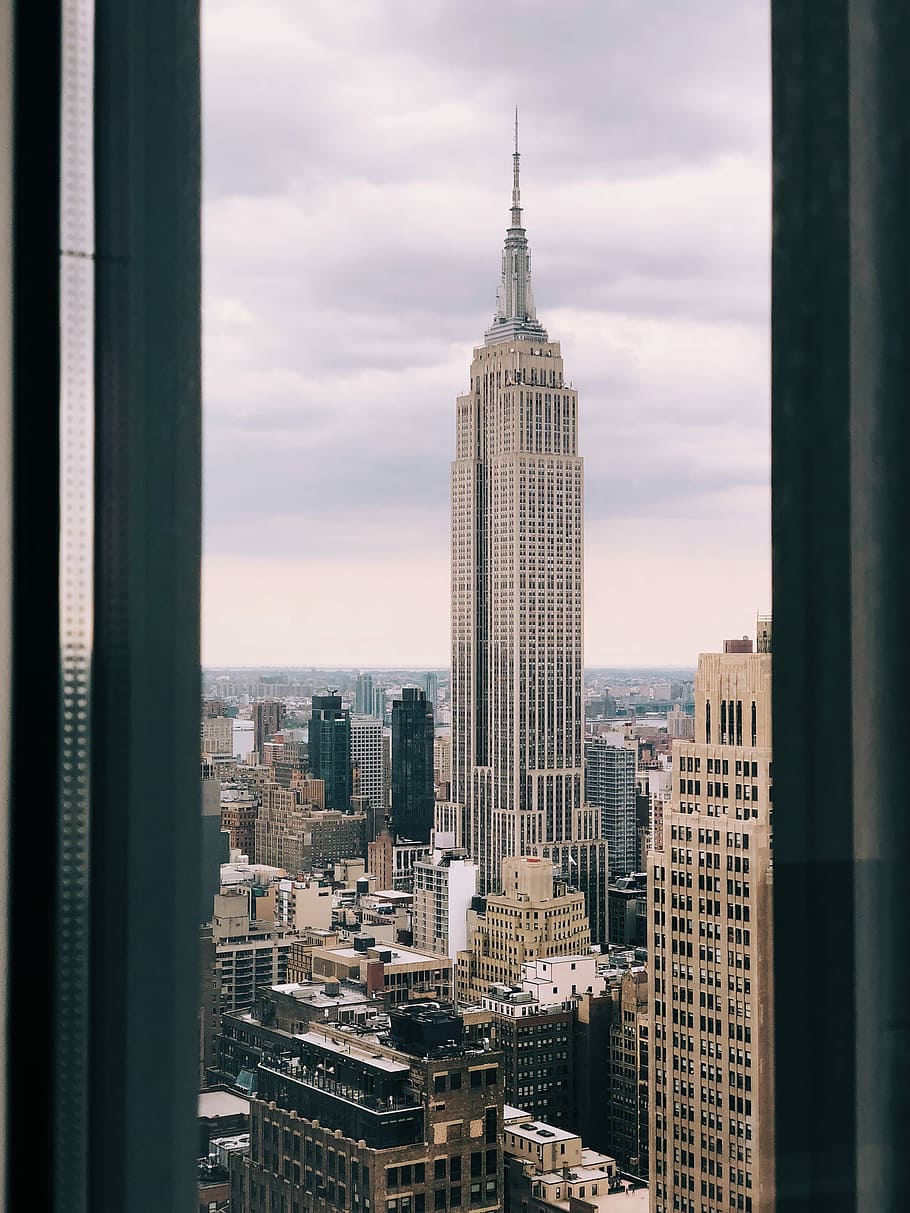 Empire State Building, Fensterblick, Manhattan, Grauer Himmel, Wolkenkratzer, Tablet-Hintergrundbild