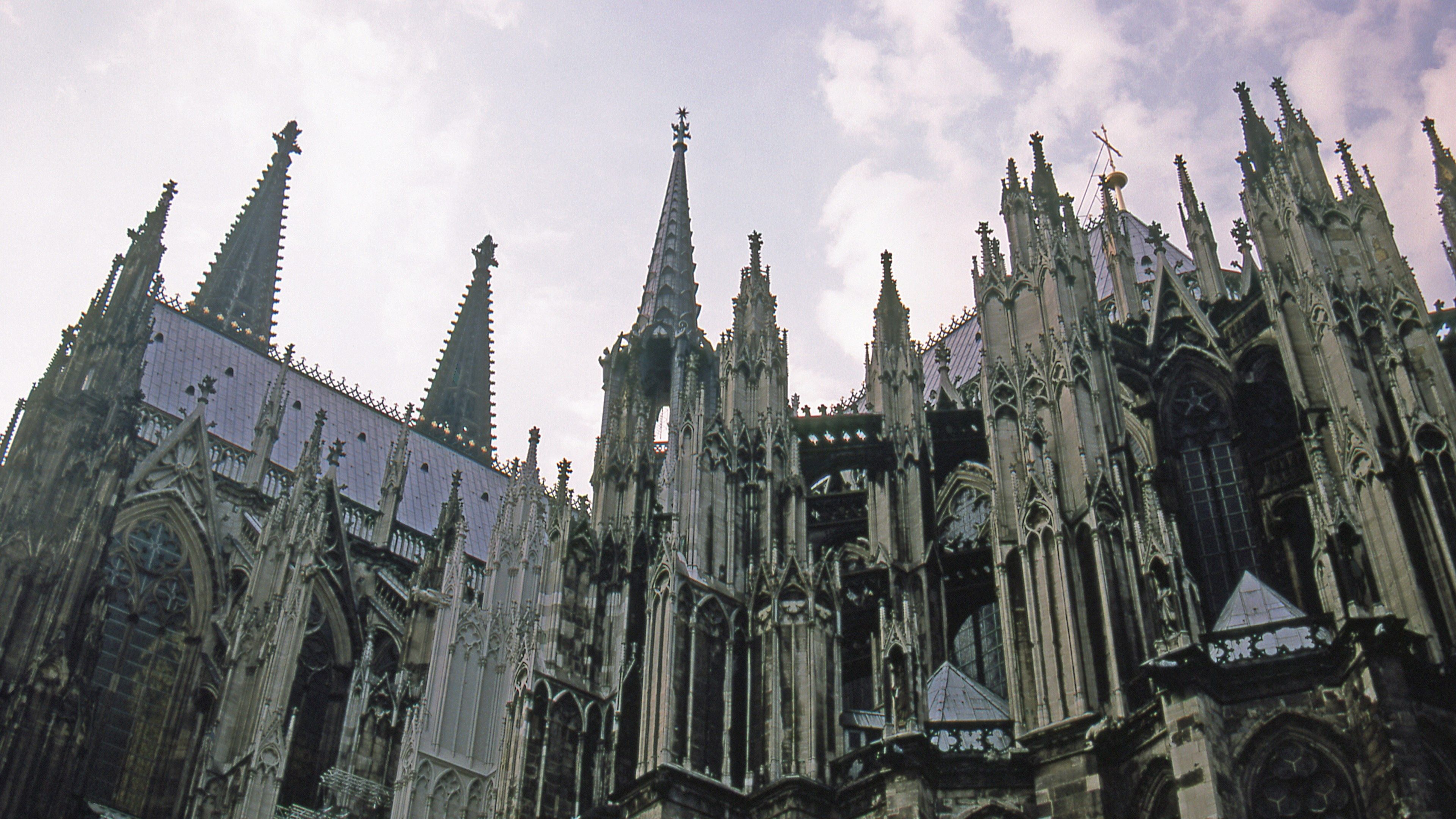 Kölner Dom, Gotische Türme, Strebewerk, Froschperspektive, Bewölkter Himmel, 4K Wallpaper