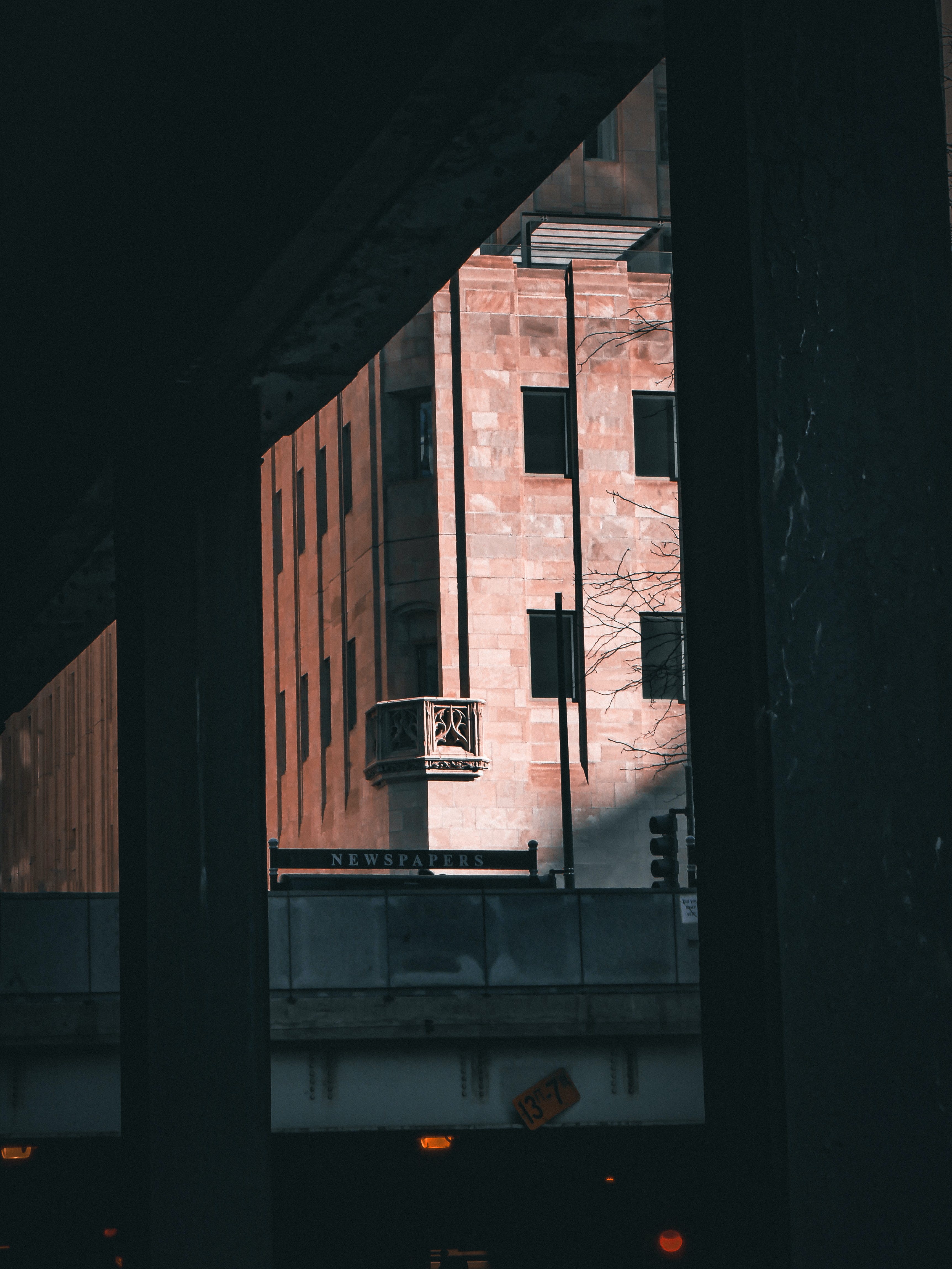 Fensterblick, Hochhaus, Dunkel, Rahmen, Stadt, QHD+, iPad-Hintergrundbild
