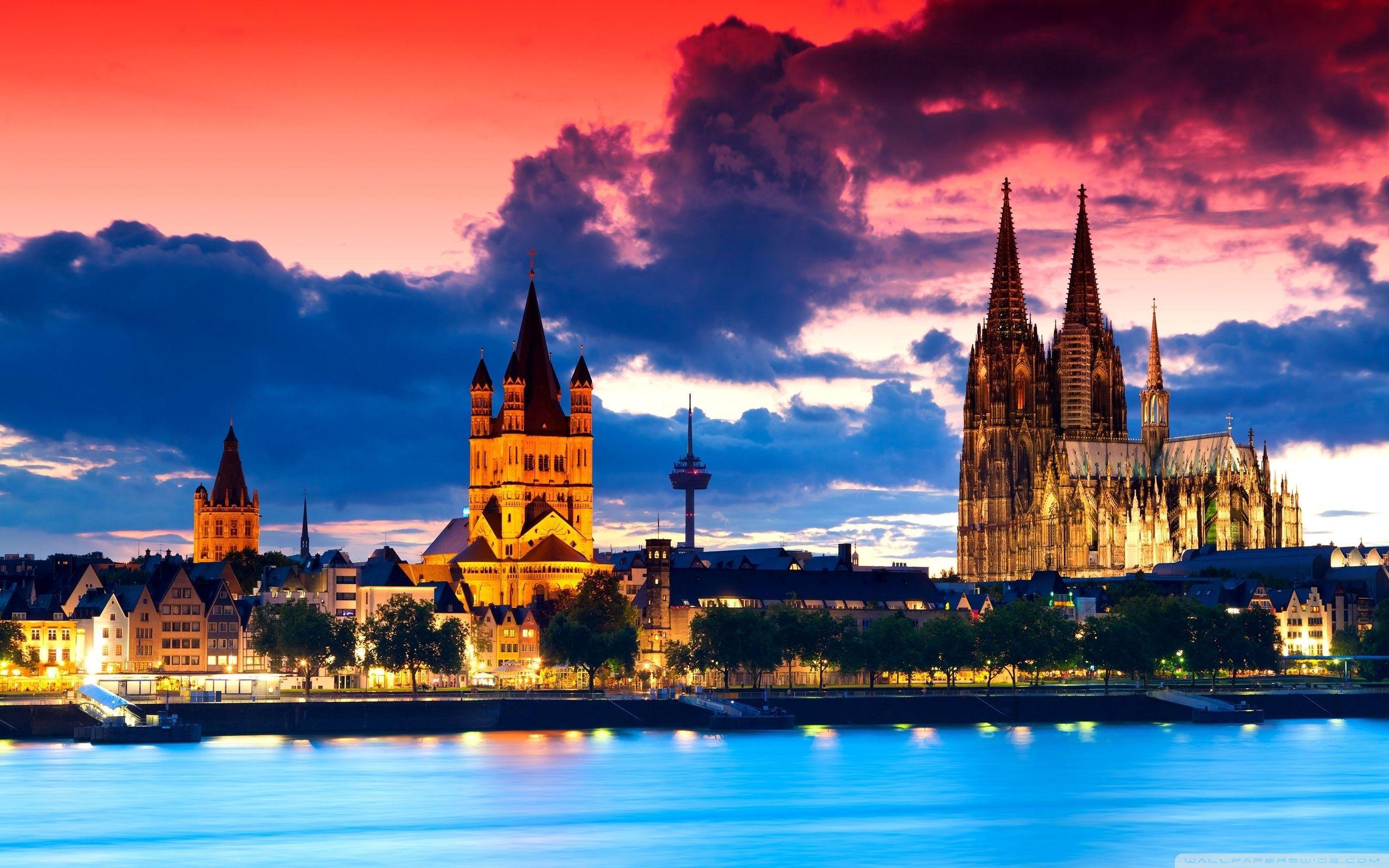 Kölner Dom, Groß St. Martin, Rheinufer, Köln, Abendrot, Wasserspiegelung, 2K, Breitbild-Hintergrundbild