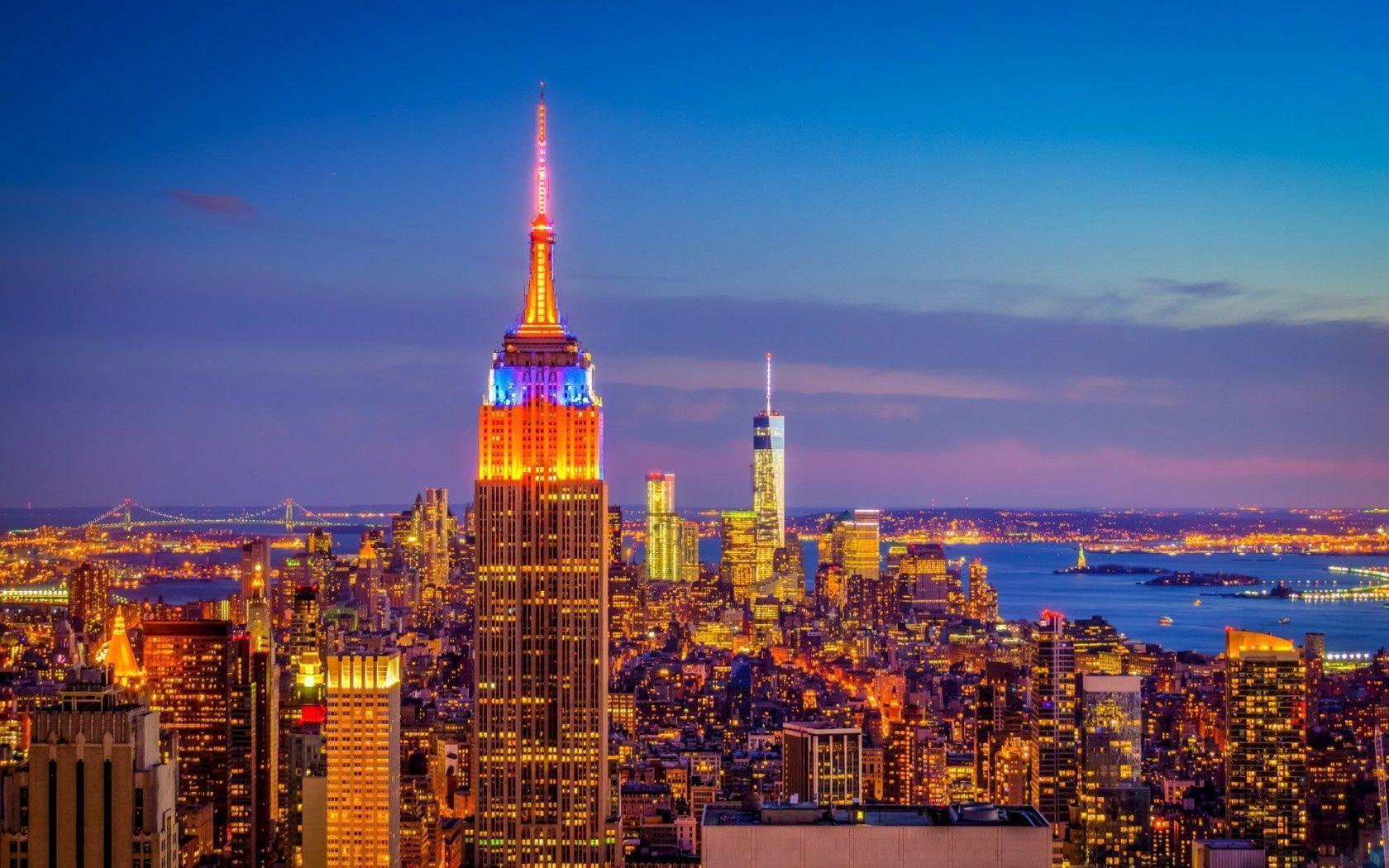 Empire State Building, One World Trade Center, Manhattan, Bunte Beleuchtung, Blaue Stunde, Stadtlichter, HD-Hintergrundbild