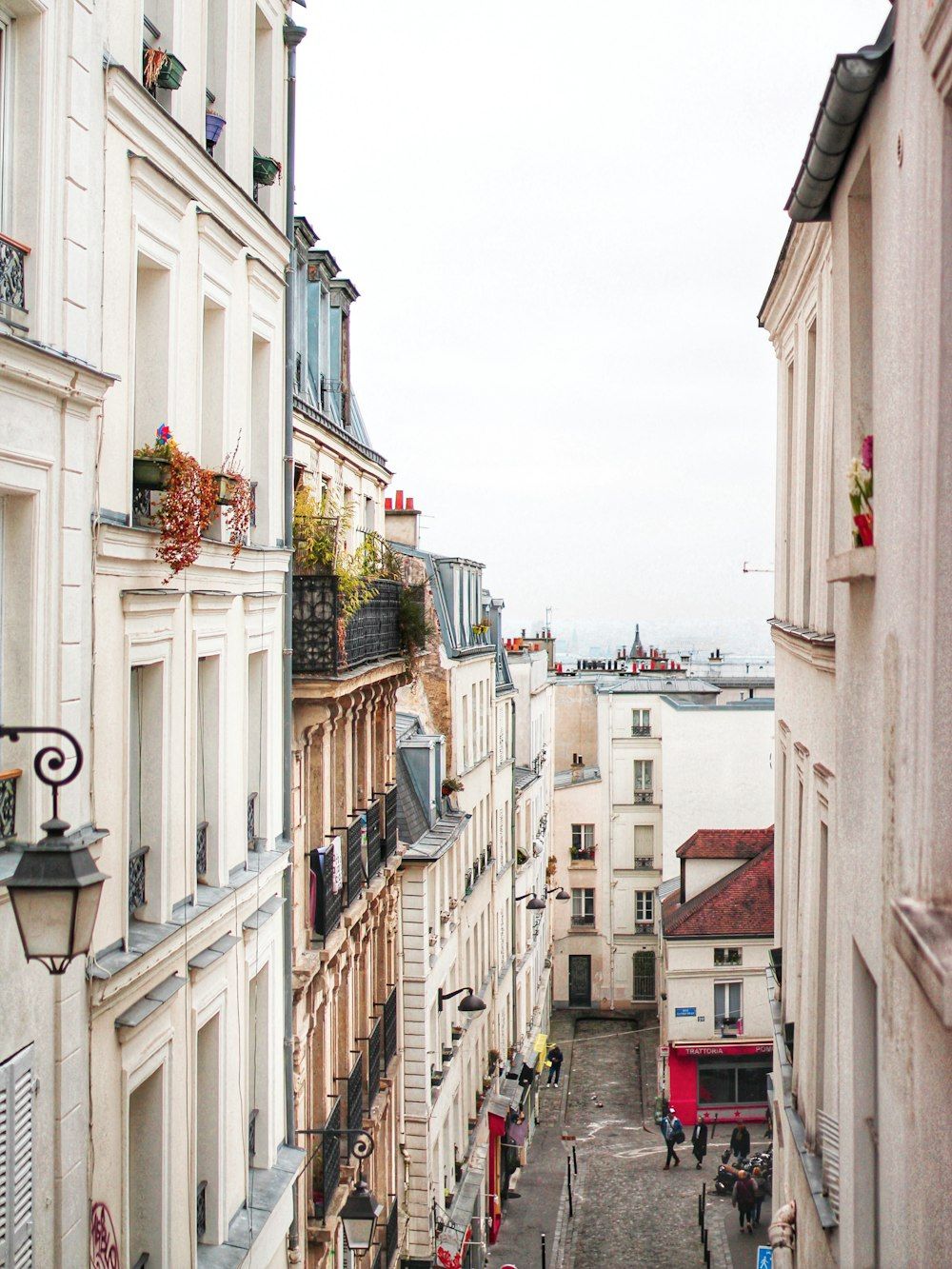 Paris, Straßenschlucht, Altbauten, Balkone, Laterne, HD, iPad-Hintergrundbild