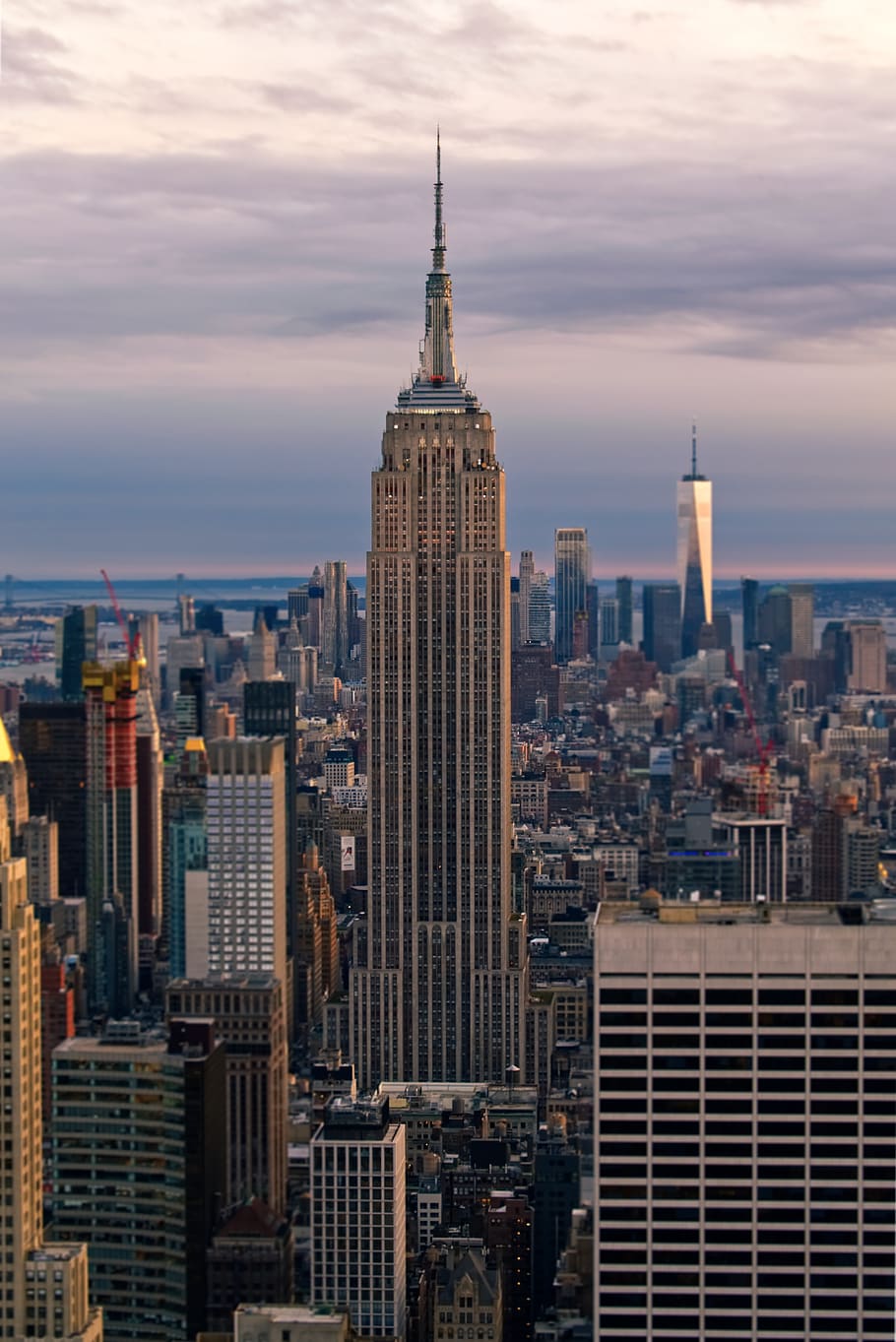 Empire State Building, One World Trade Center, Manhattan, Wolken, Stadtpanorama, HD-Tablet-Hintergrundbild