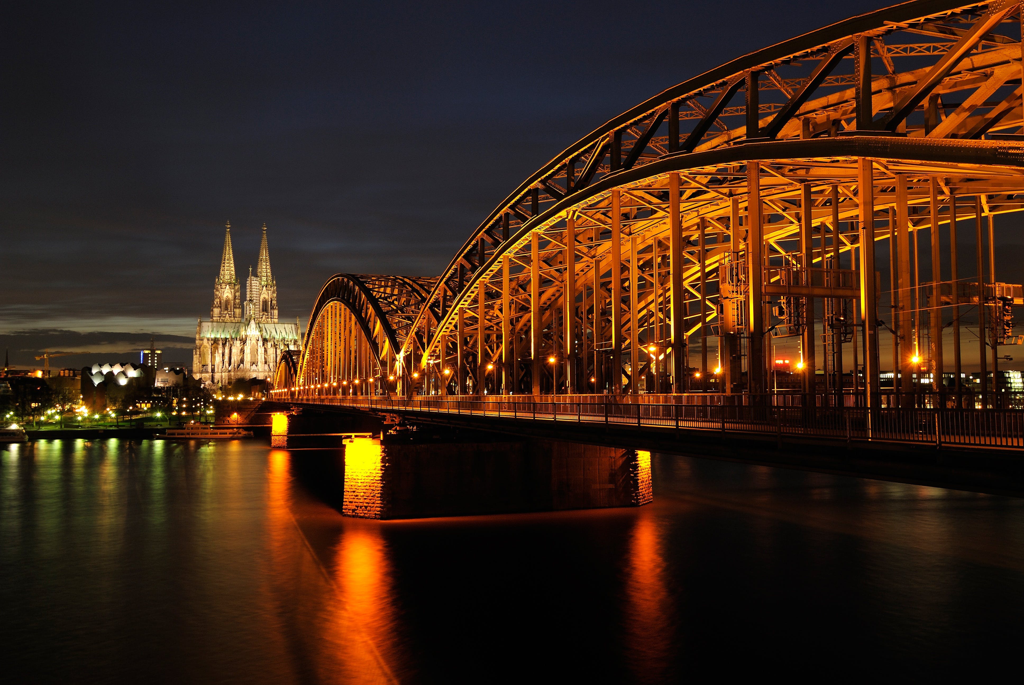 Hohenzollernbrücke, Kölner Dom, Rhein, Nacht, Beleuchtung, Lichtspiegelung, 4K, Desktop-Hintergrund