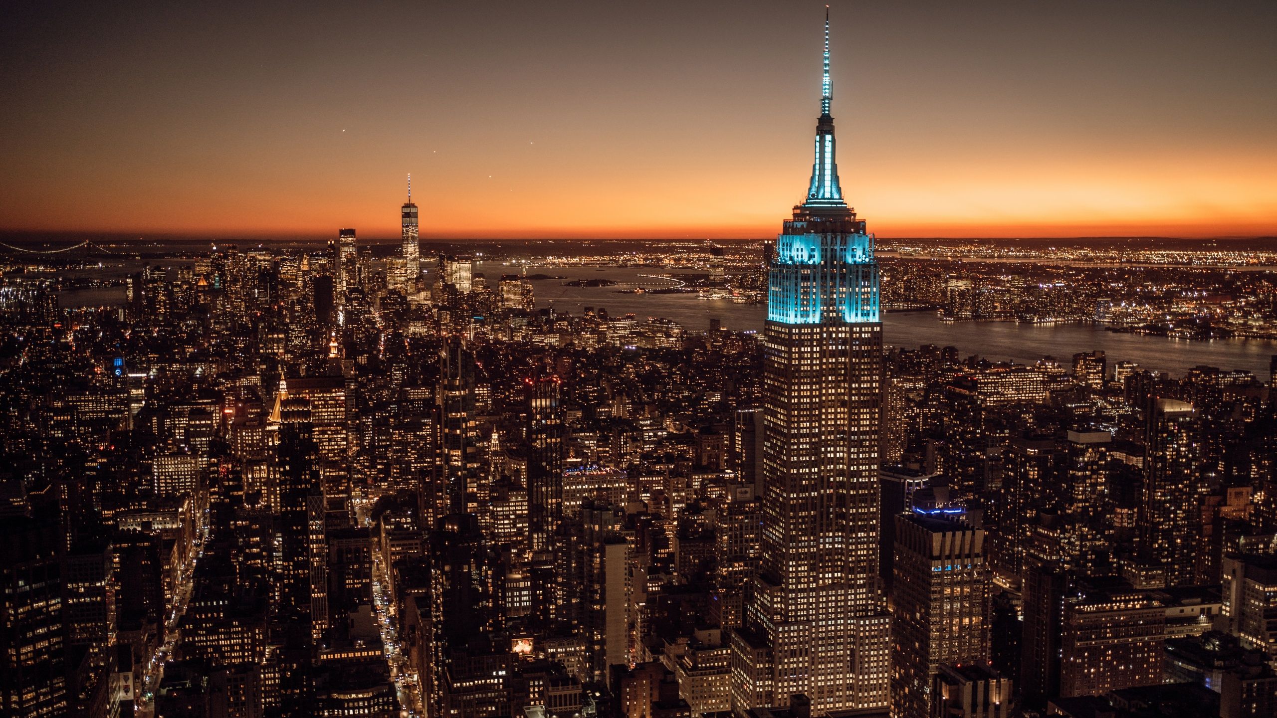 Empire State Building, Manhattan, Nacht, Türkise Beleuchtung, Abendrot, Stadtlichter, 2K-Desktop-Hintergrund