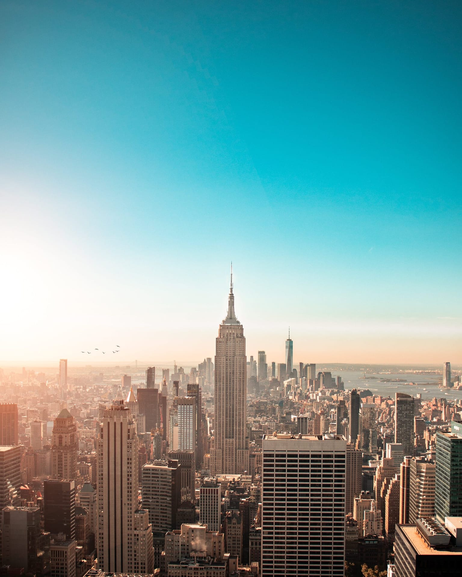 Empire State Building, Manhattan, Türkiser Himmel, Sonnenlicht, Skyline, QHD+, iPad-Hintergrundbild