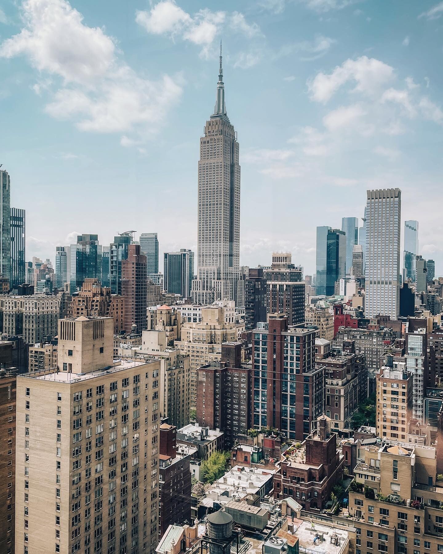 Empire State Building, Midtown Manhattan, Blauer Himmel, Wolken, Tag, Hochhäuser, Tablet-Hintergrund