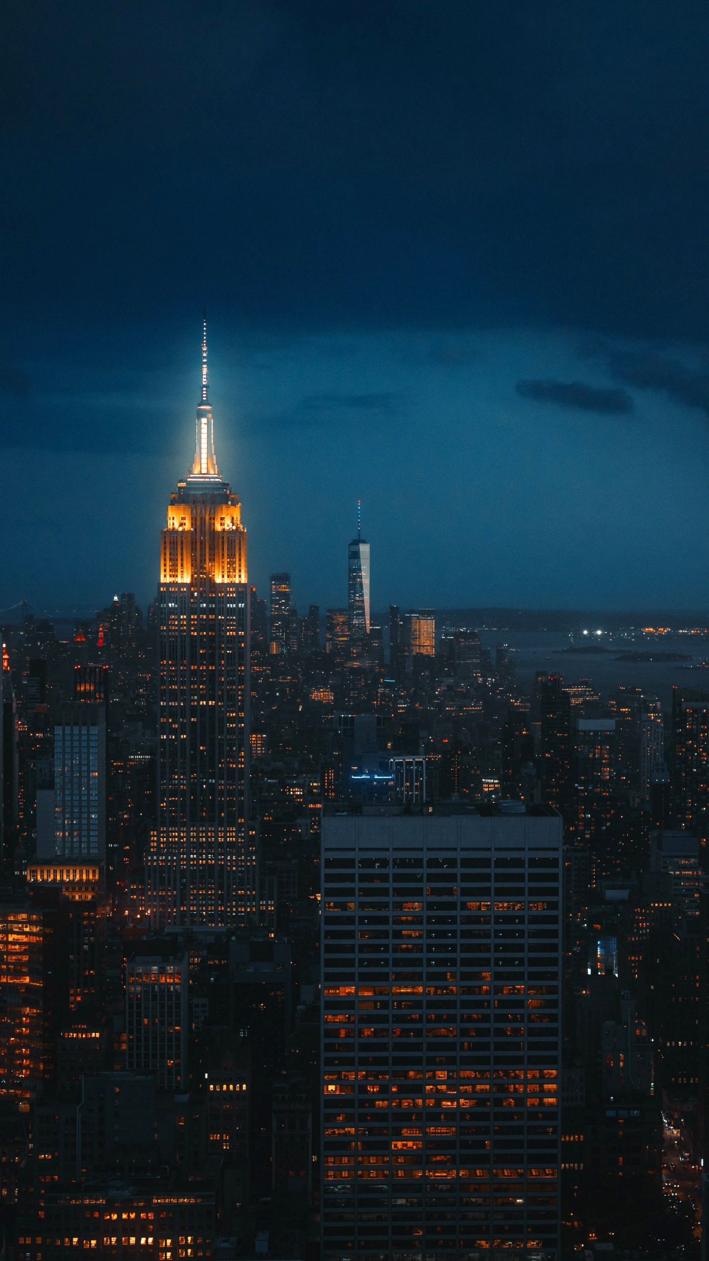 Empire State Building, Nacht, Dunkelblauer Himmel, Beleuchtung, Manhattan, QHD+, Handy-Hintergrundbild