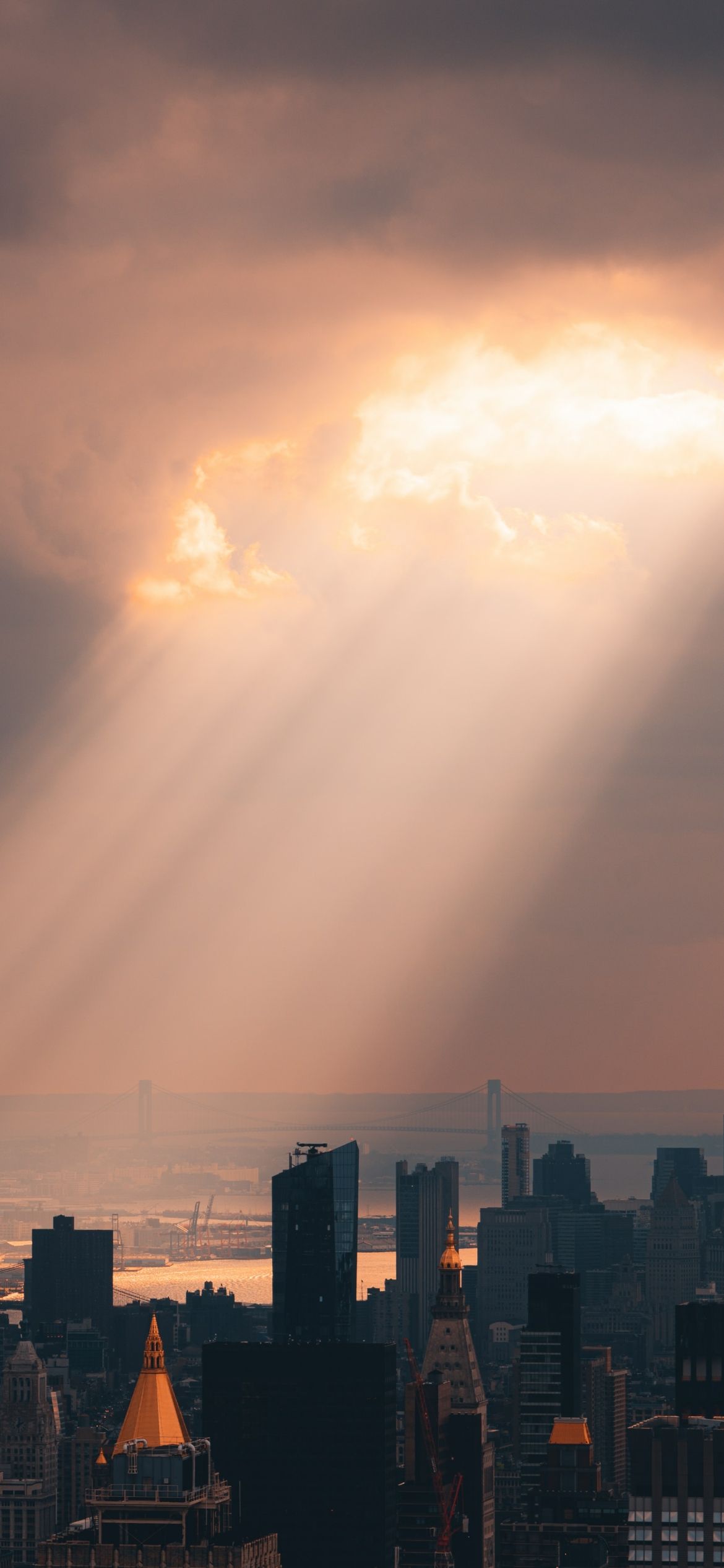 Empire State Building, Sonnenstrahlen, Wolken, Silhouette, Dramatischer Himmel, iPhone-Hintergrundbild