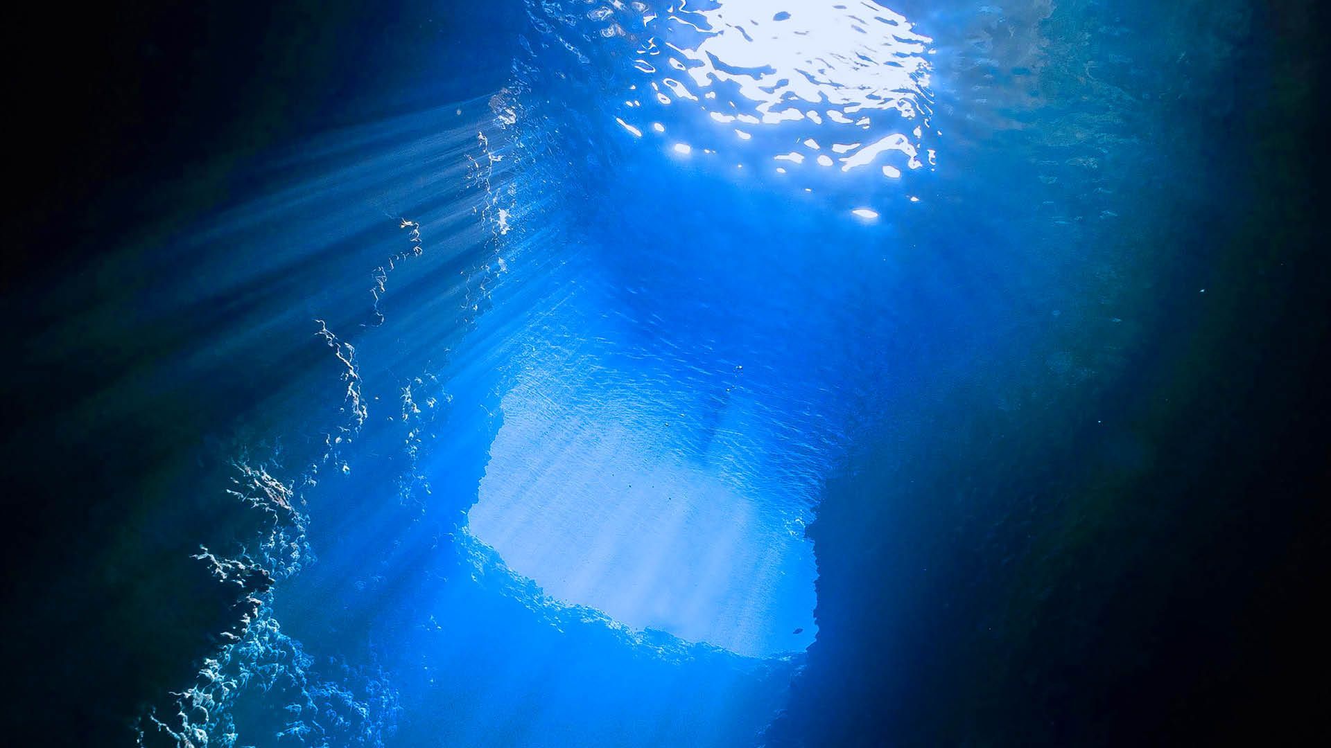 Unterwasserhöhle, Lichtstrahlen, Tiefblau, Wasseroberfläche, Full HD, Desktop-Hintergrund