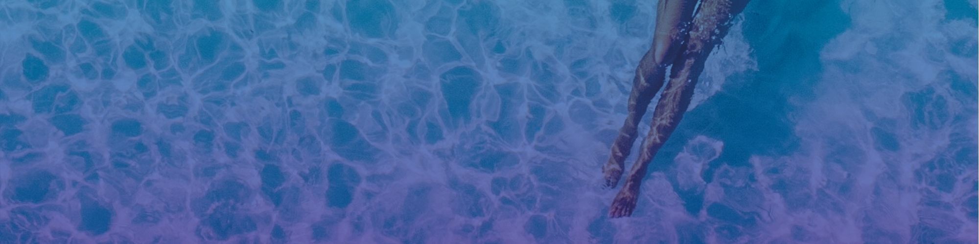 Schwimmerin, Lila Wasser, Lichtmuster, Unterwasser, Dual-Monitor-Hintergrundbild