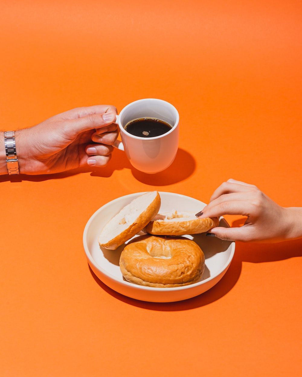 Kaffee, Gebäck, Hände, Orange Hintergrund, Frühstück, HD Wallpaper