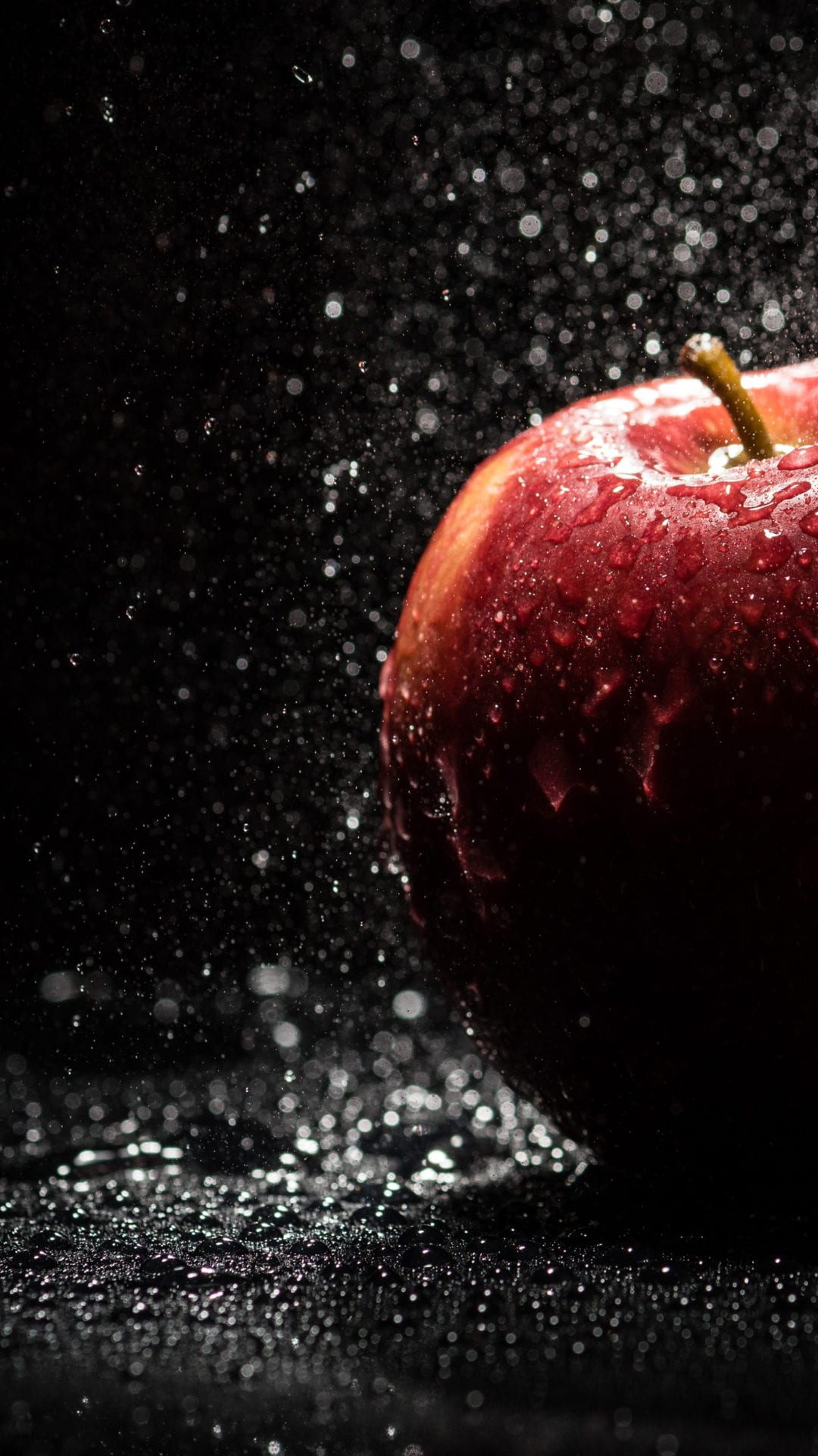 Roter Apfel, Wassertropfen, Schwarzer Hintergrund, Obst, Sperrbildschirm fürs iPhone