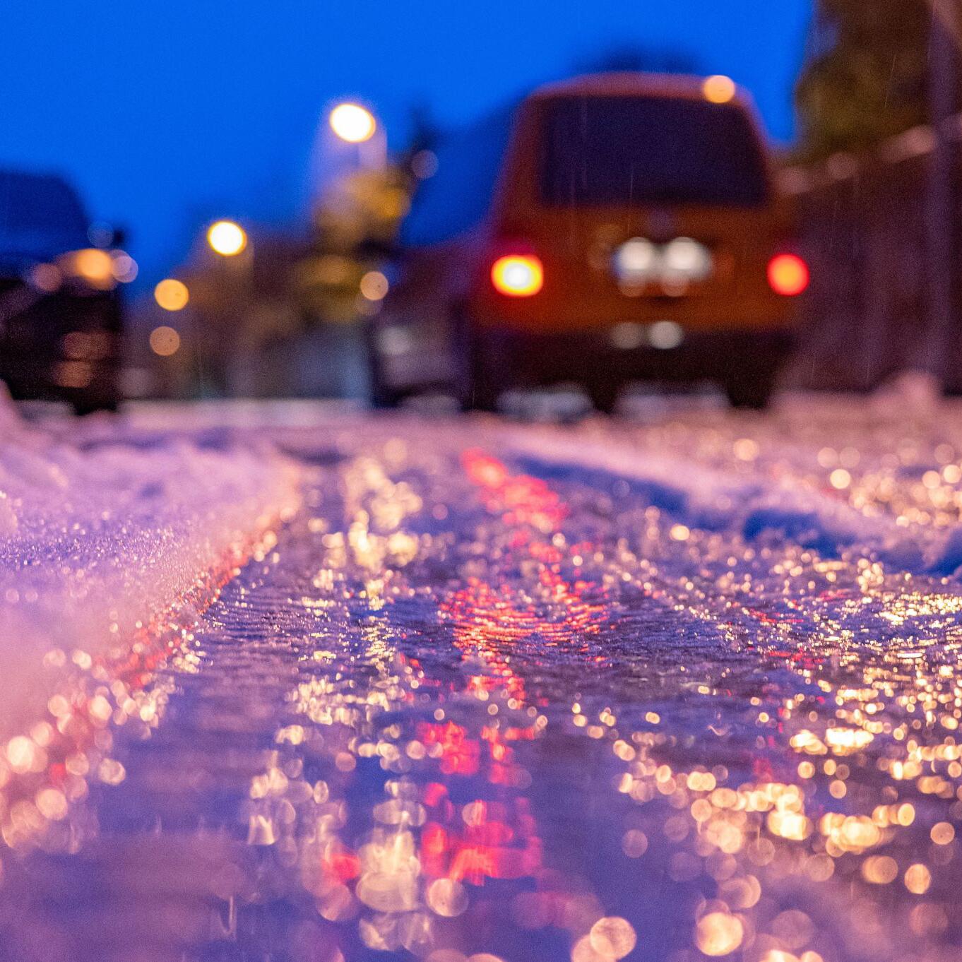 Glatteis, Straße, Auto, Rücklichter, Nacht, Bokeh, Hintergrundbild für iPad und Tablet
