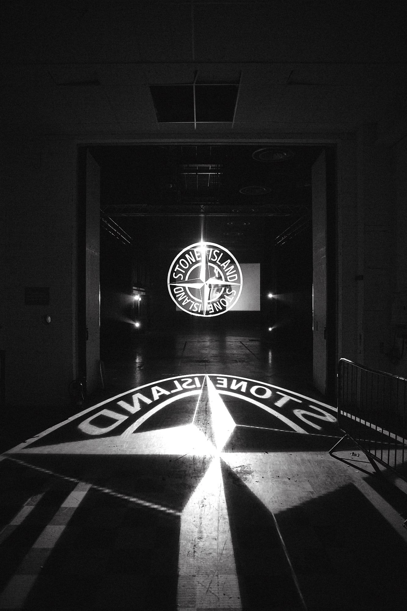 Stone Island, Logo, Schwarz-Weiß, Tür, Lichtschein, Full HD, Sperrbildschirm fürs iPhone