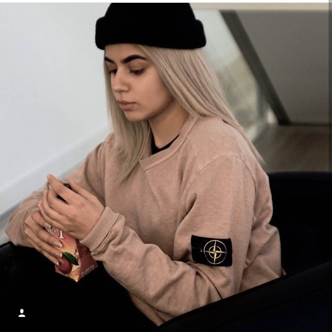 Stone Island, Frau, Pullover, Mütze, Streetwear, Mode, Hintergrundbild für iPad und Tablet