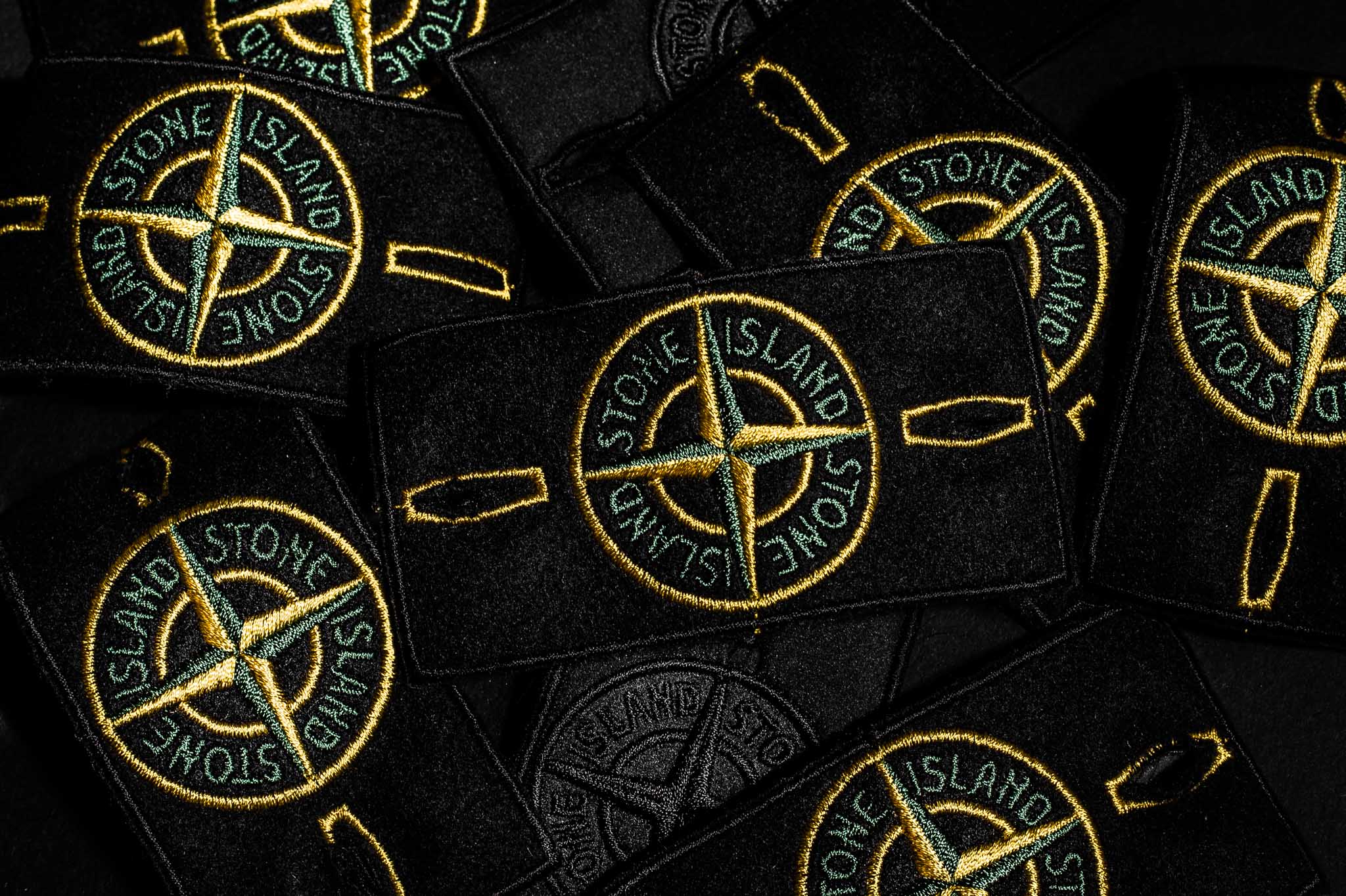 Stone Island, Aufnäher, Viele Logos, Muster, Schwarz, Full HD, Desktop-Hintergrund für Windows