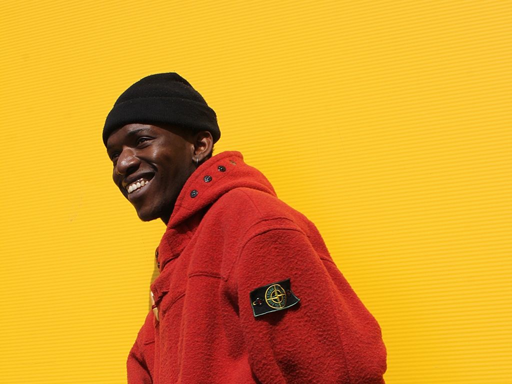 Stone Island, Mann, Lachen, Rote Fleecejacke, Mütze, Gelber Hintergrund, Wallpaper