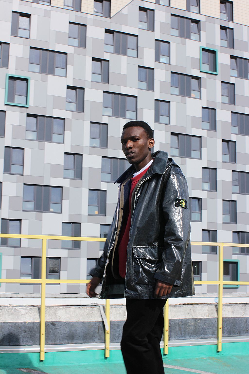 Stone Island, Mann, Lederjacke, Hochhaus, Streetwear, HD, Hintergrundbild fürs Handy