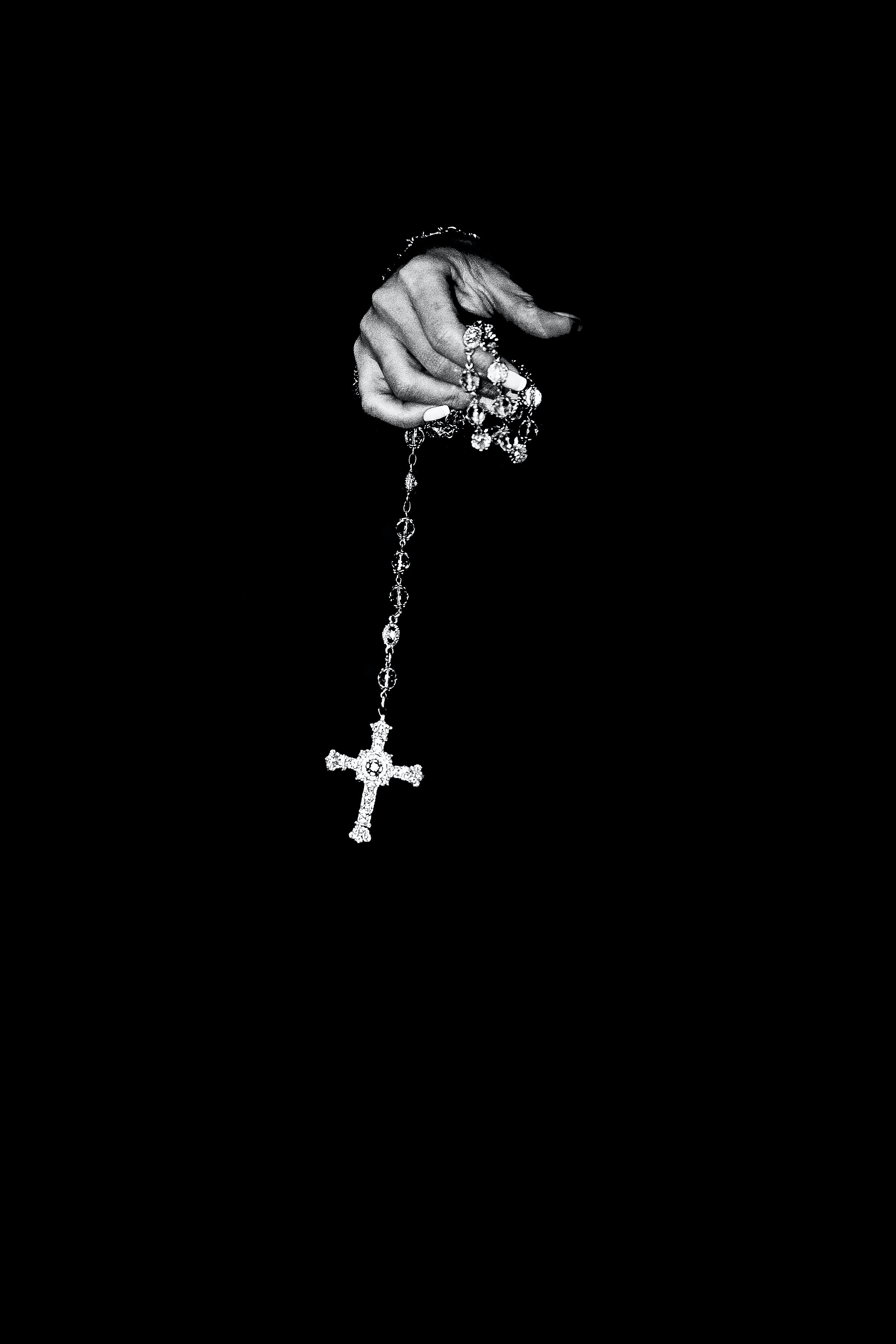 Rosenkranz, Hand, Kreuz, Minimalismus, Glaube, Hochformat, Hintergrundbild fürs Smartphone