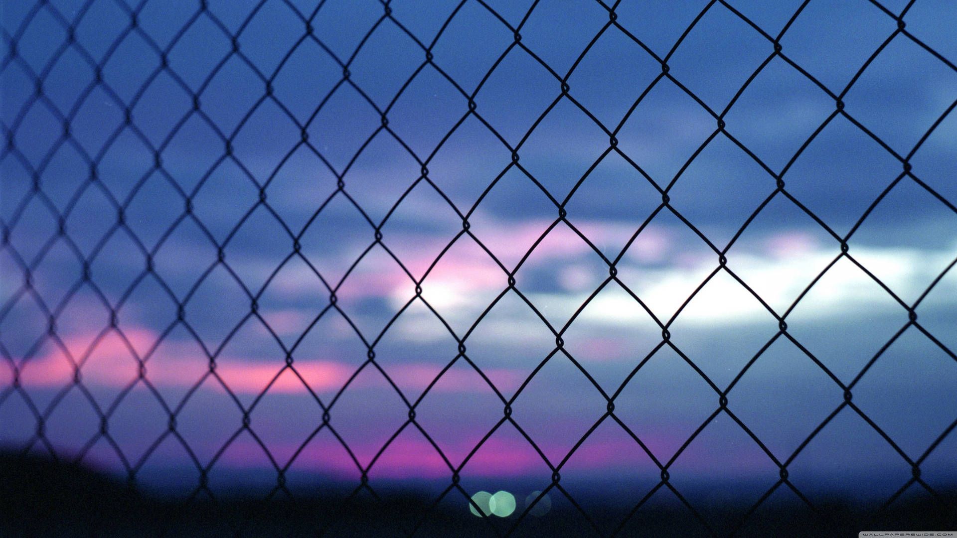 Maschendrahtzaun, Sonnenuntergang, Wolken, Silhouette, Bokeh, Full HD, Desktop-Hintergrund