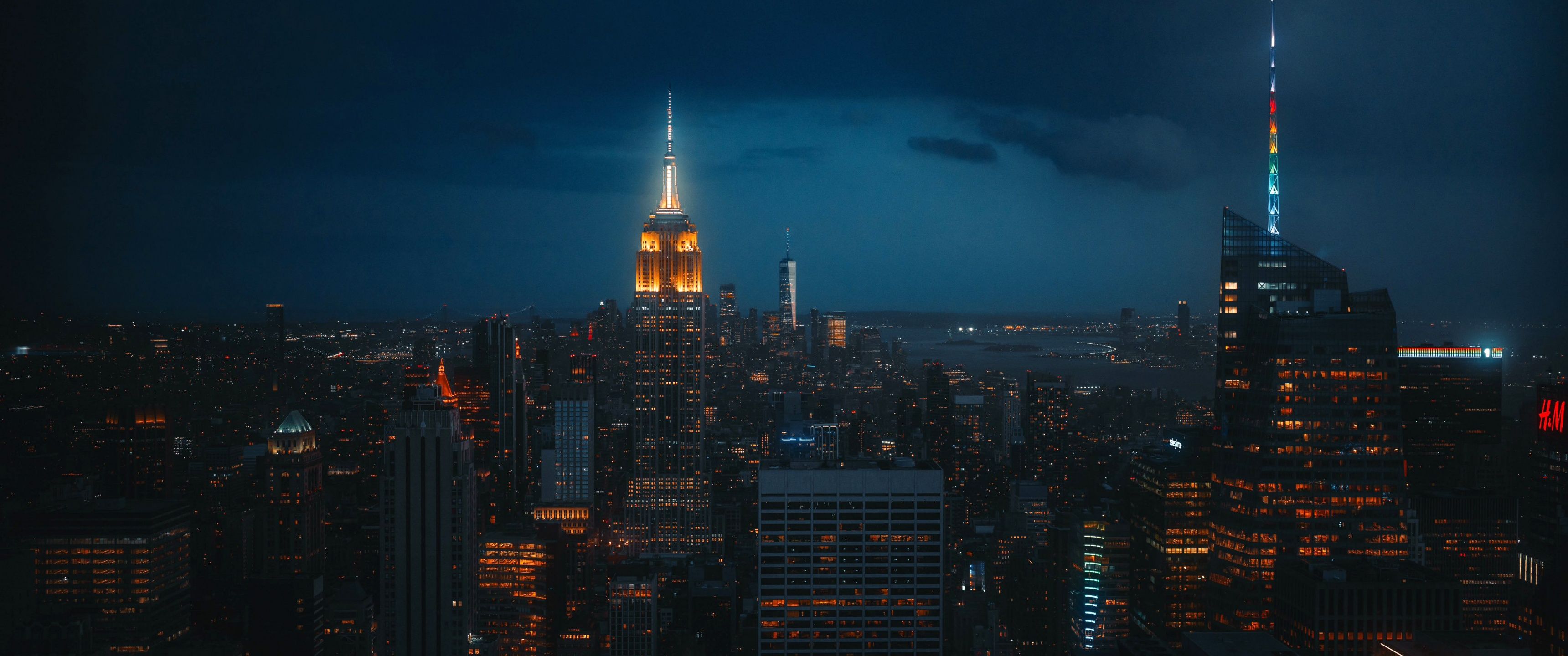 Empire State Building, One World Trade Center, Manhattan, Gewitterwolken, Nacht, 2K-Hintergrund