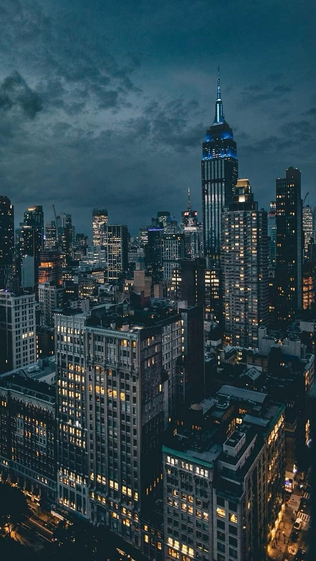 Manhattan, Wolkenkratzer, Dunkle Wolken, Blaue Stunde, Full HD, Sperrbildschirm fürs iPhone